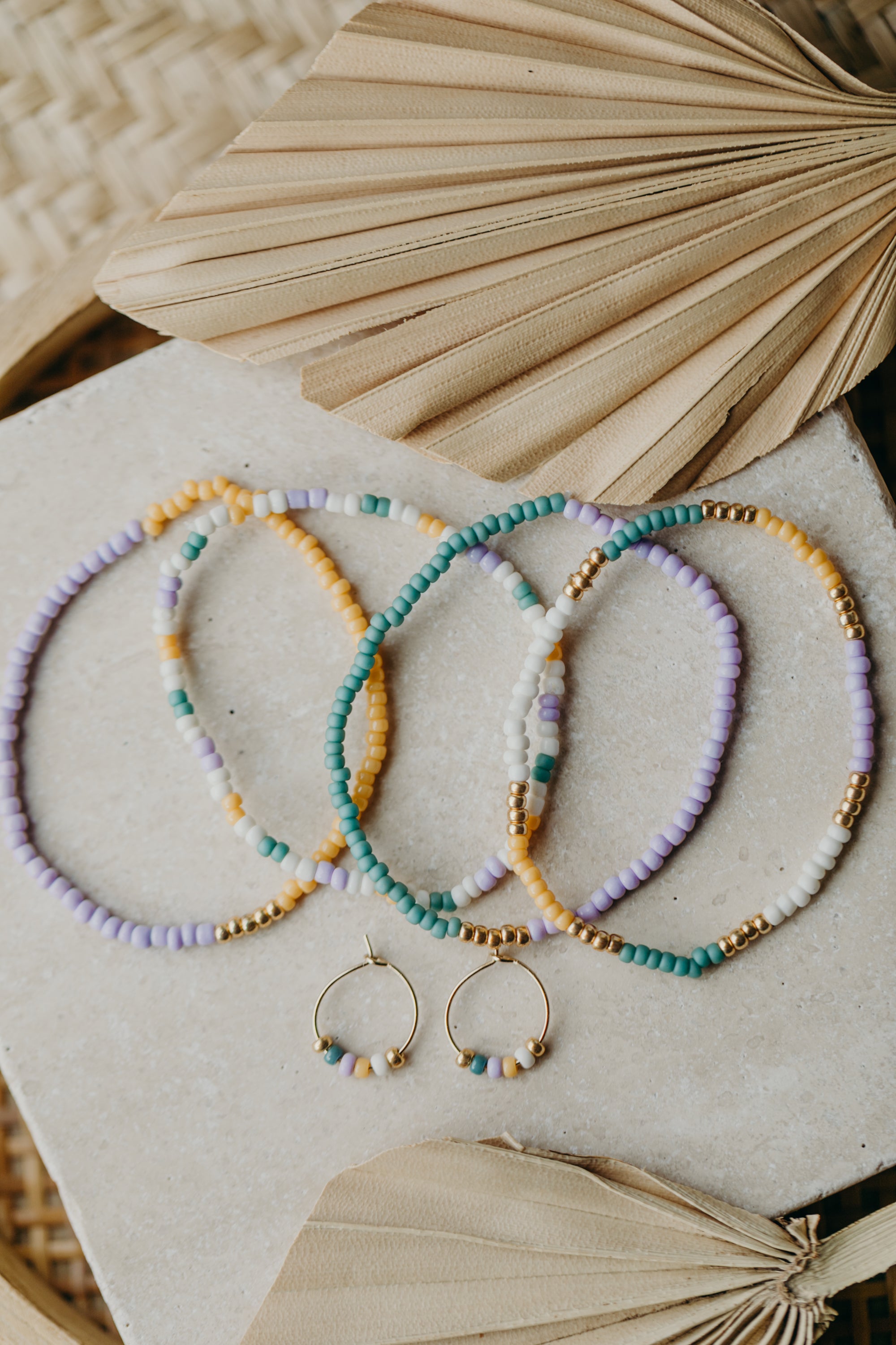 CAPRI - filigrane Creolen mit bunten Perlen