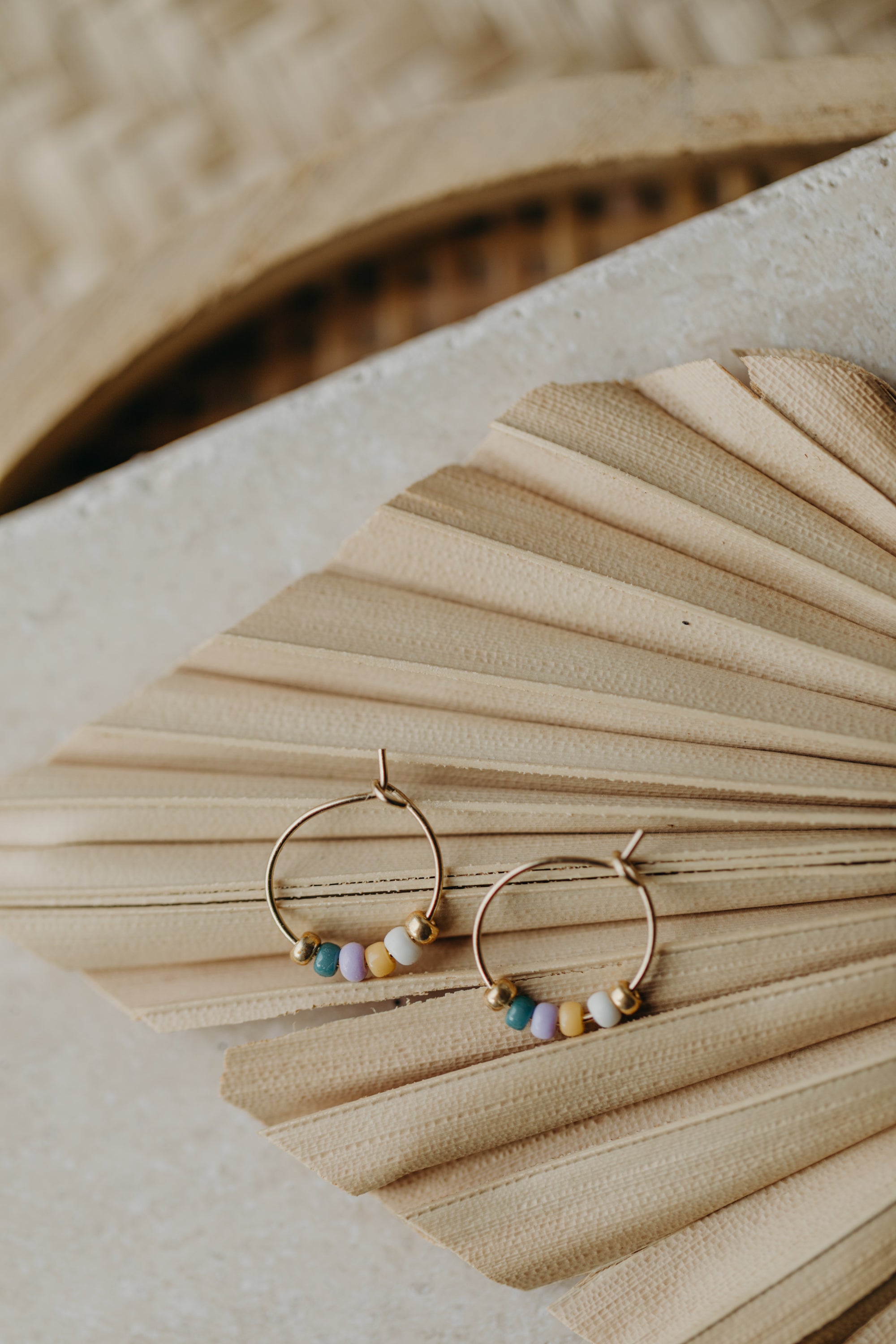 CAPRI - filigrane Creolen mit bunten Perlen