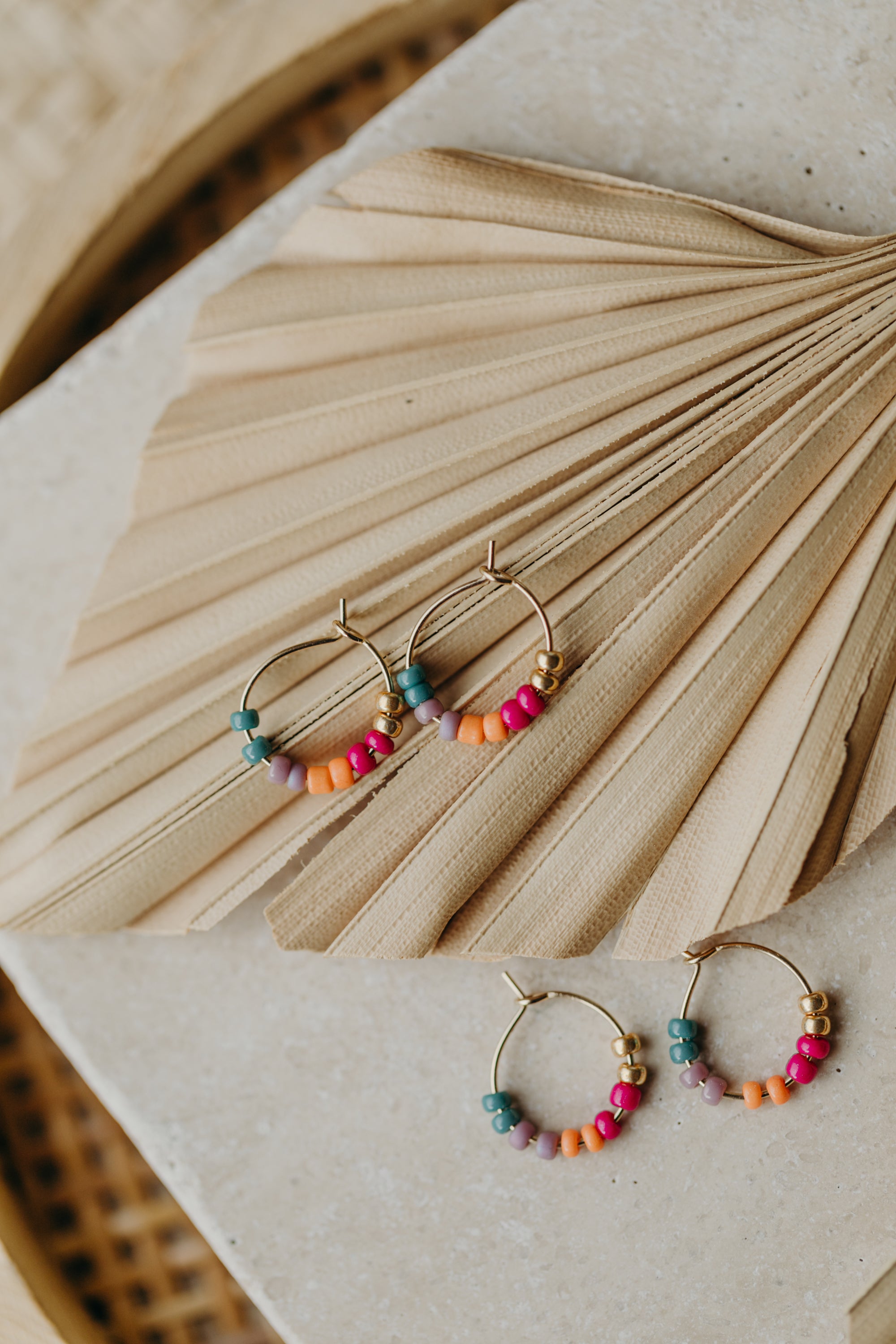 FORMENTERA - filigrane Creolen mit bunten Perlen