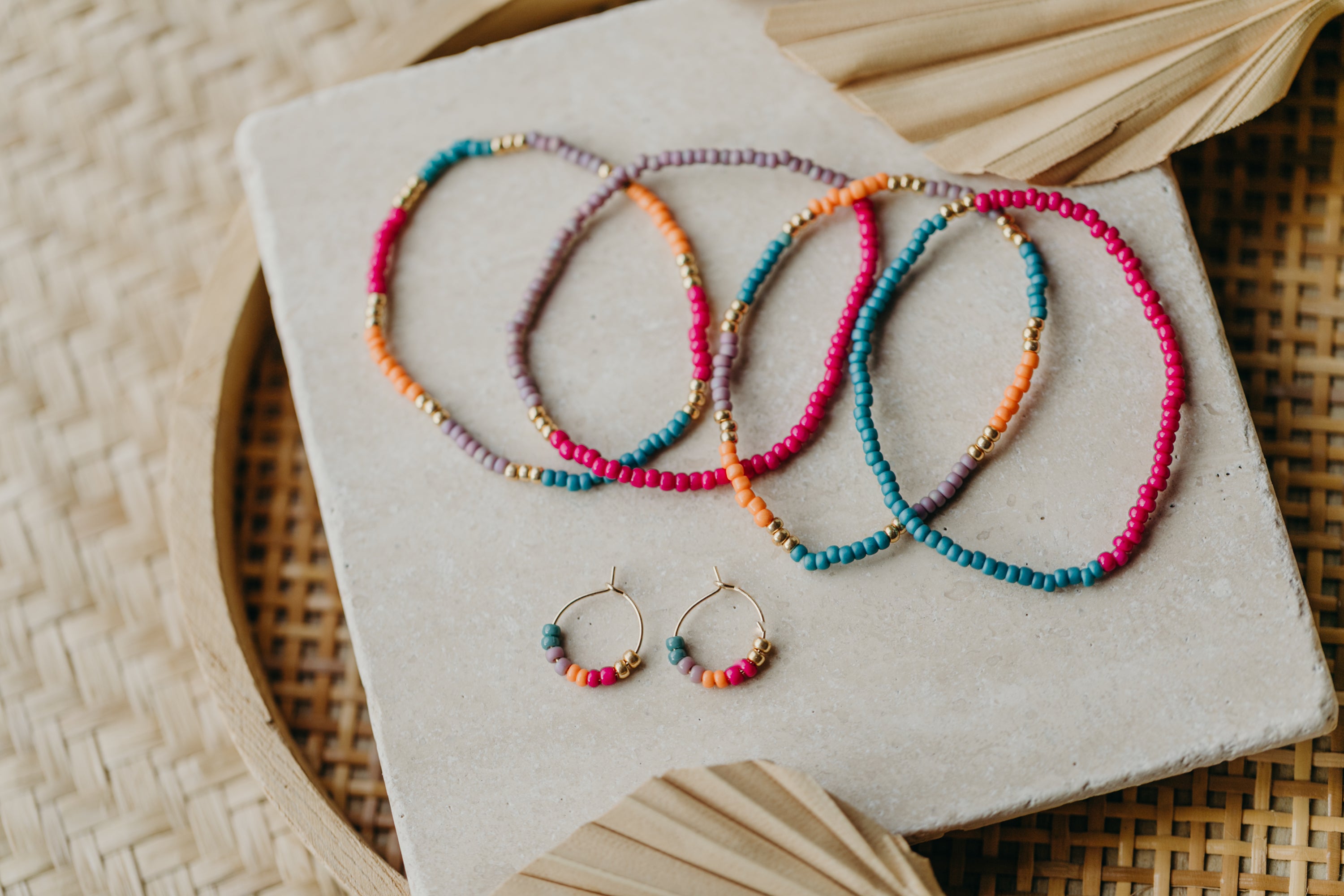 FORMENTERA - filigrane Creolen mit bunten Perlen