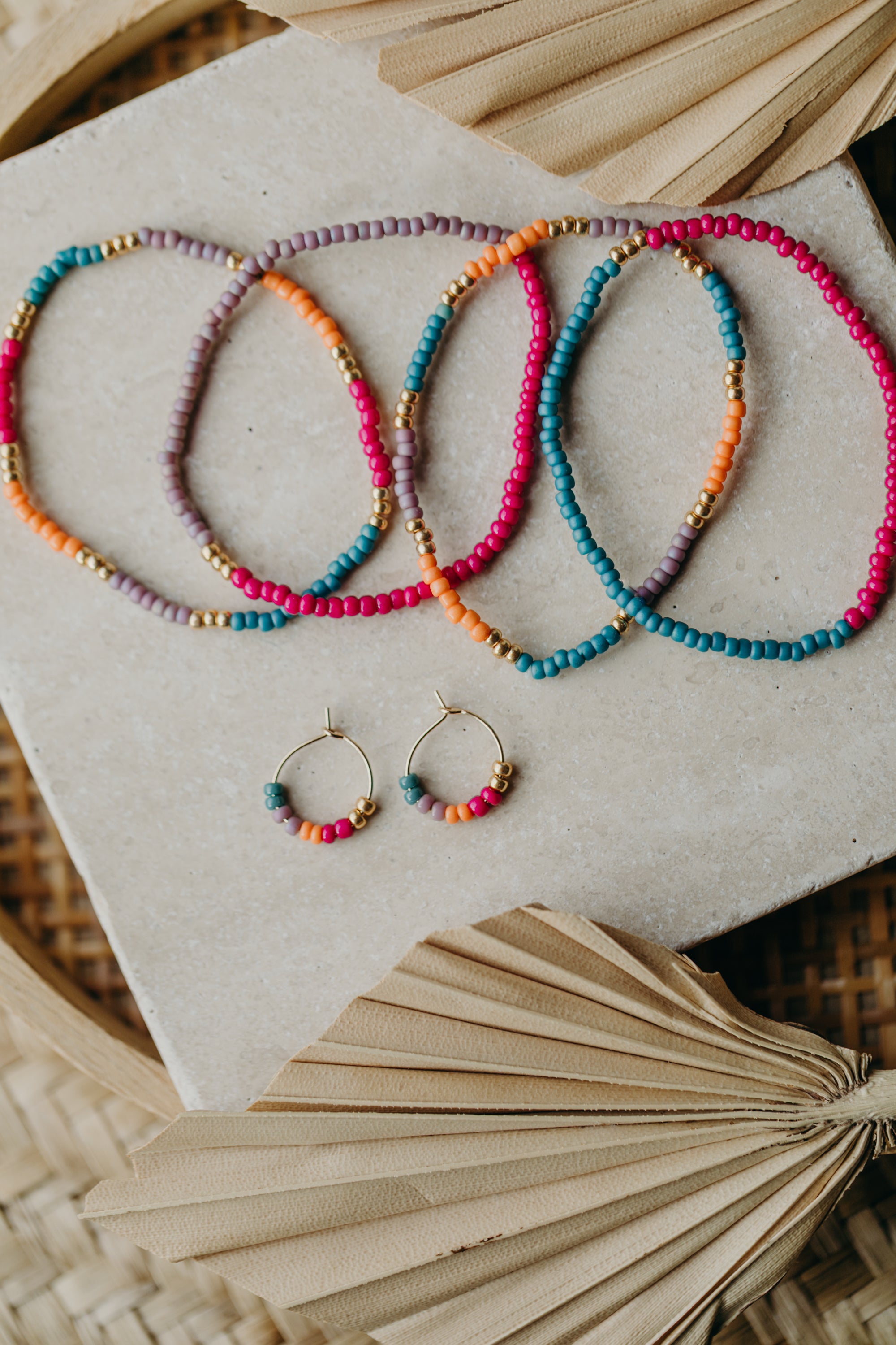 FORMENTERA - filigrane Creolen mit bunten Perlen