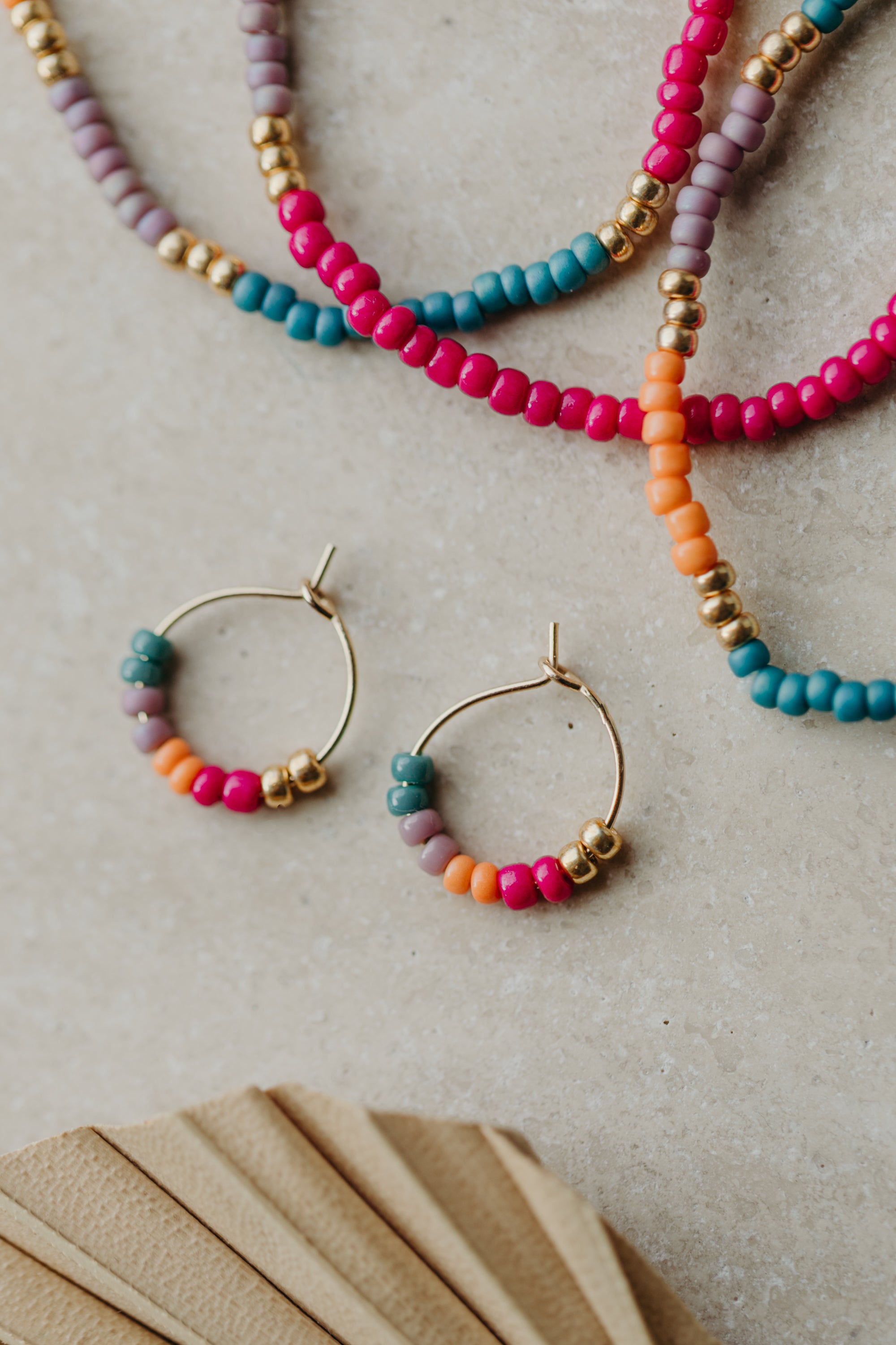 FORMENTERA - filigrane Creolen mit bunten Perlen