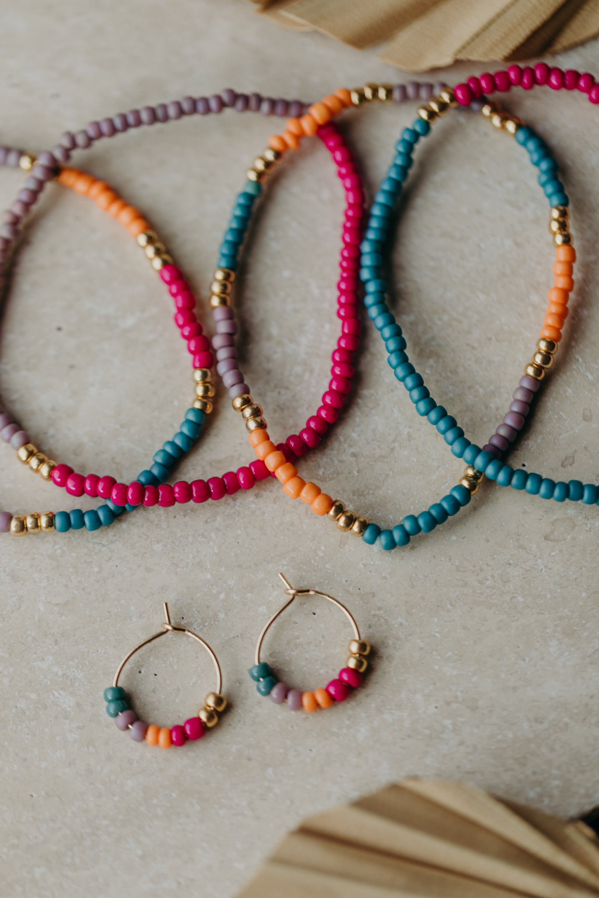 FORMENTERA - filigrane Creolen mit bunten Perlen