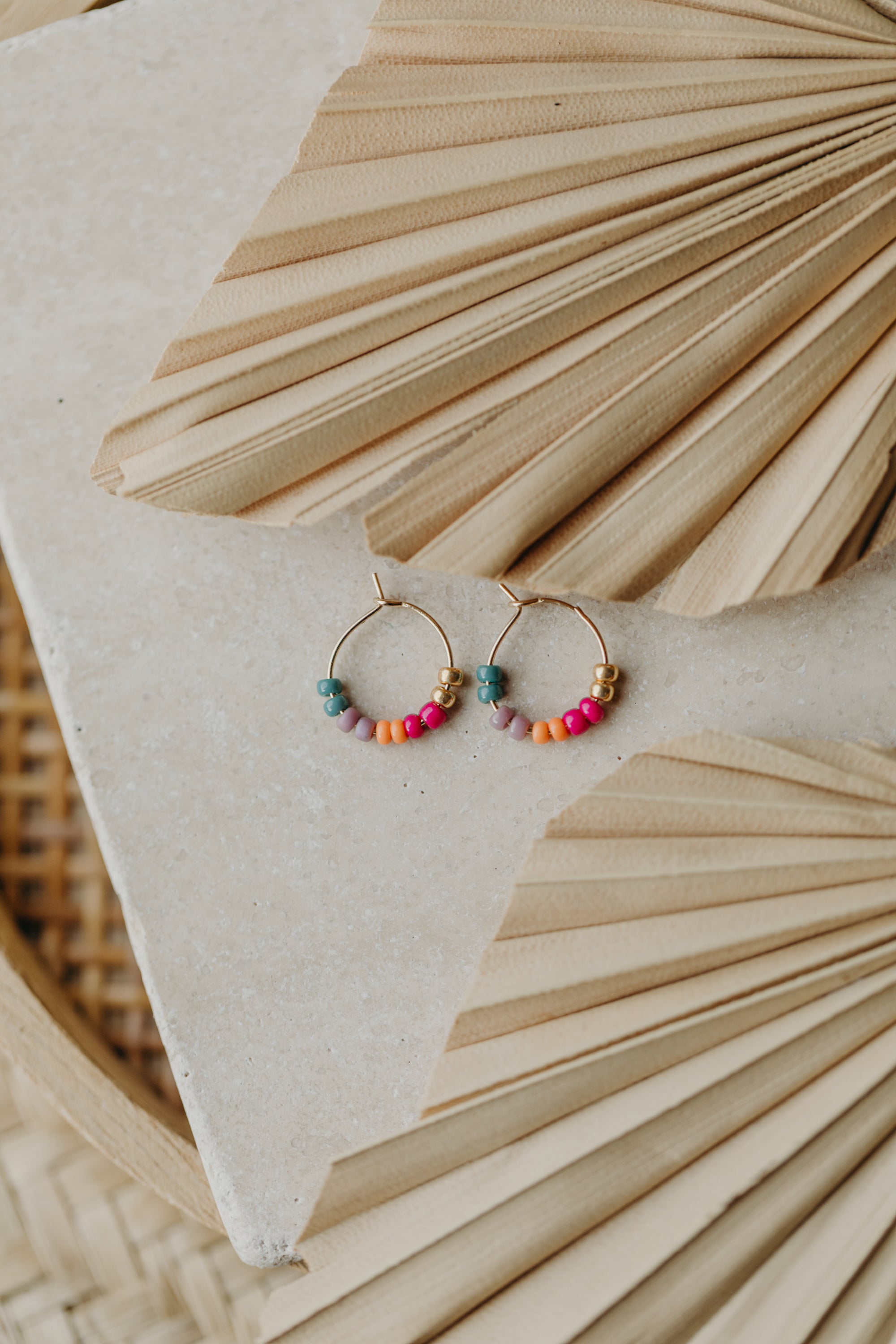 FORMENTERA - filigrane Creolen mit bunten Perlen