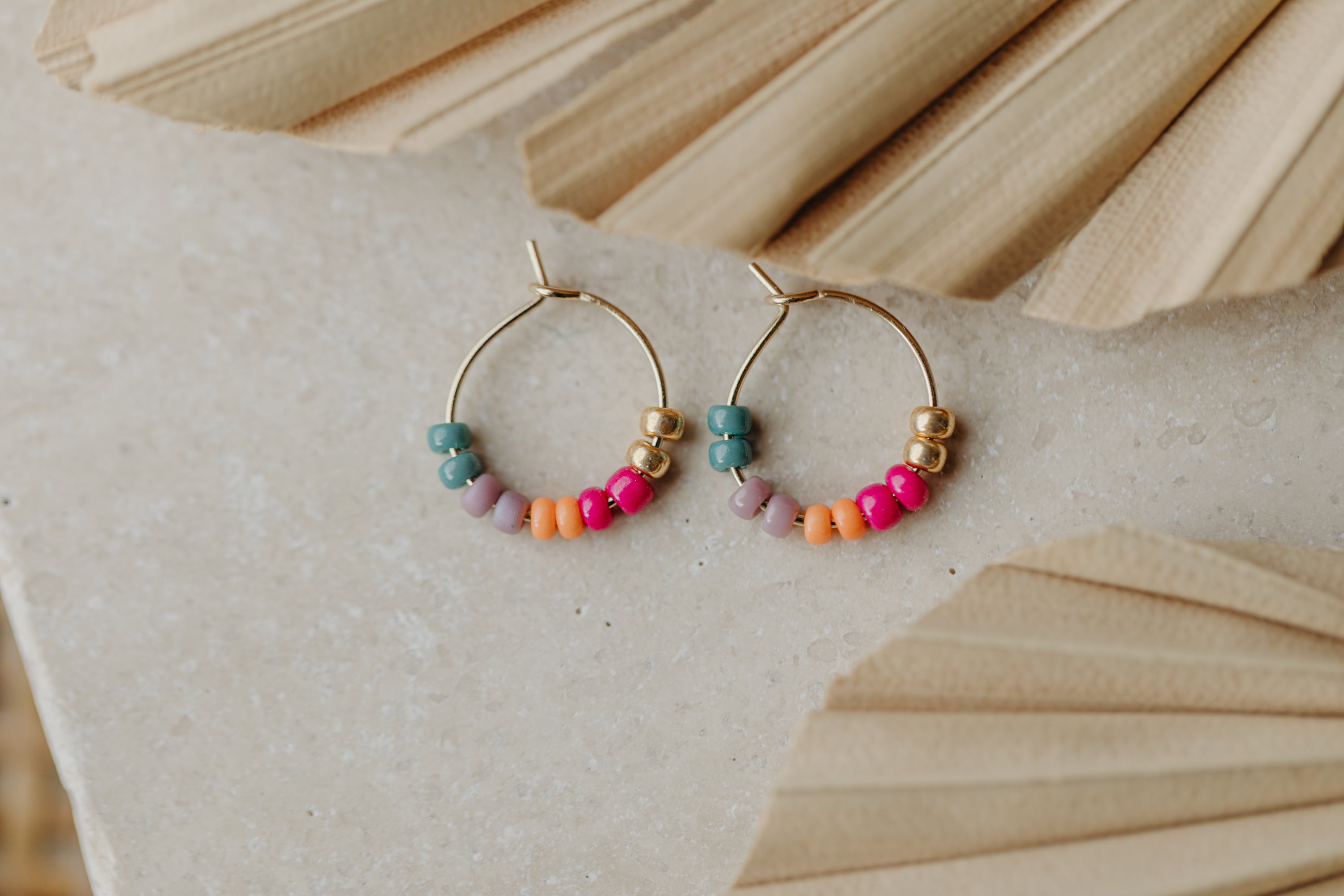 FORMENTERA - filigrane Creolen mit bunten Perlen