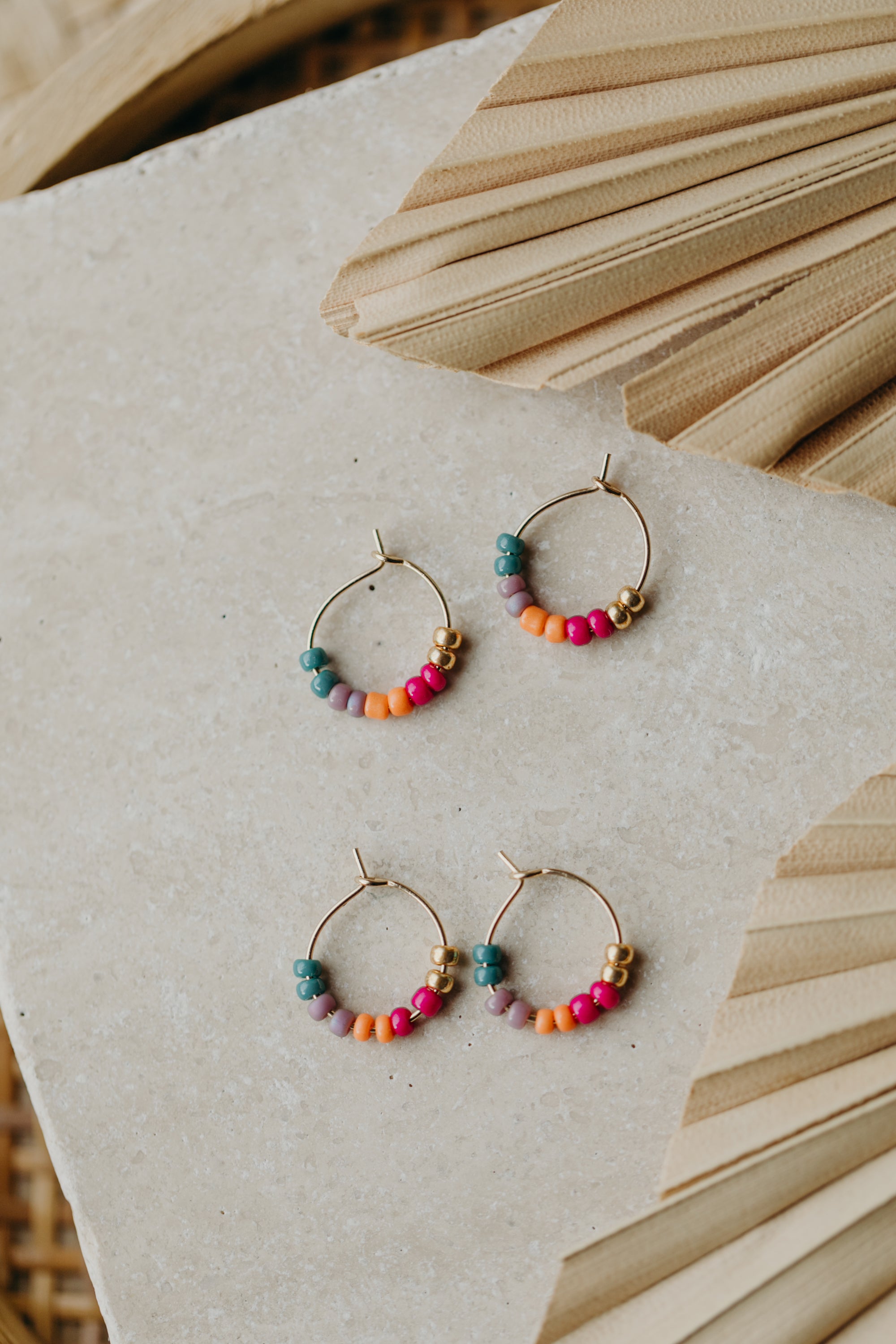 FORMENTERA - filigrane Creolen mit bunten Perlen