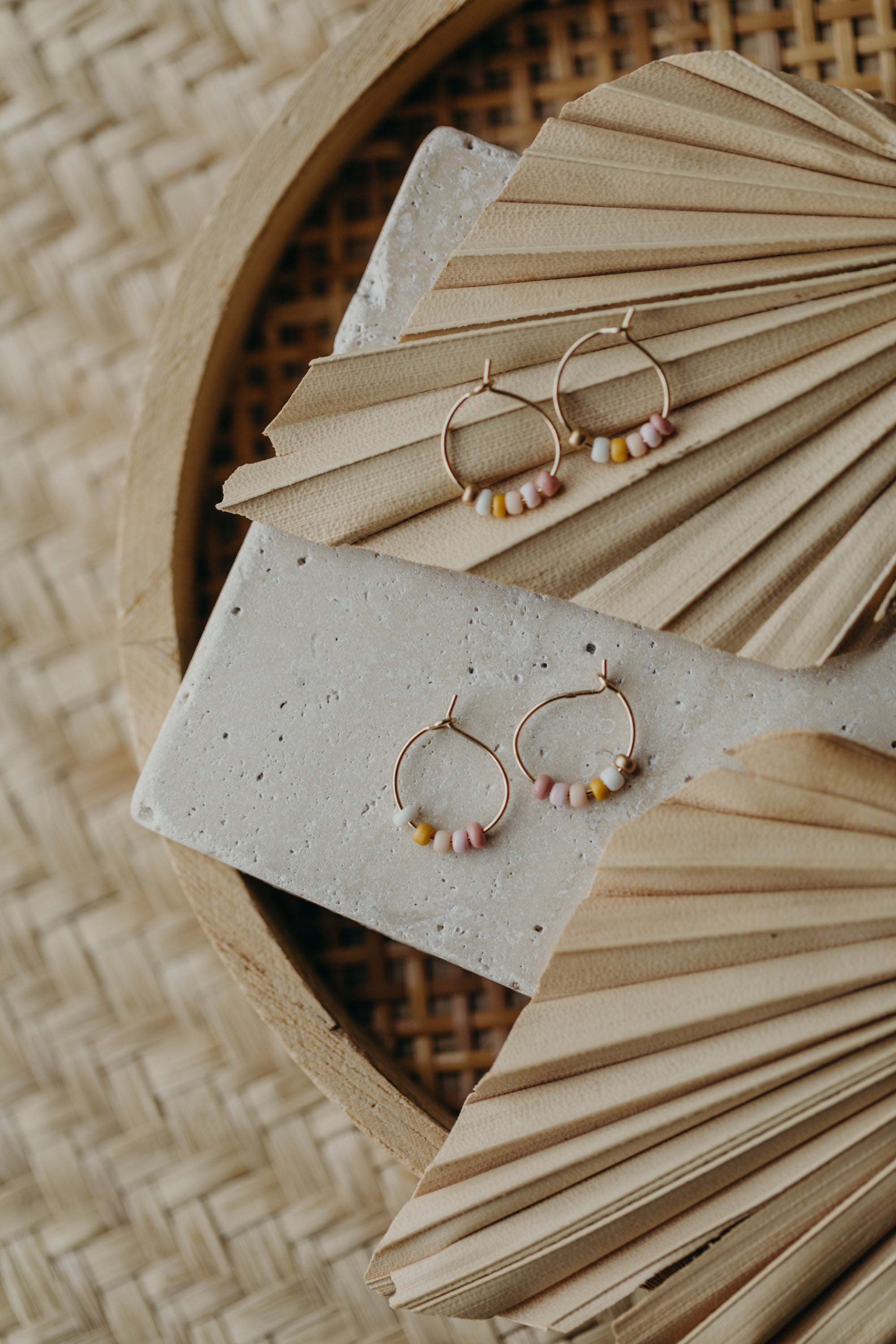 FARO - filigrane Creolen mit bunten Perlen