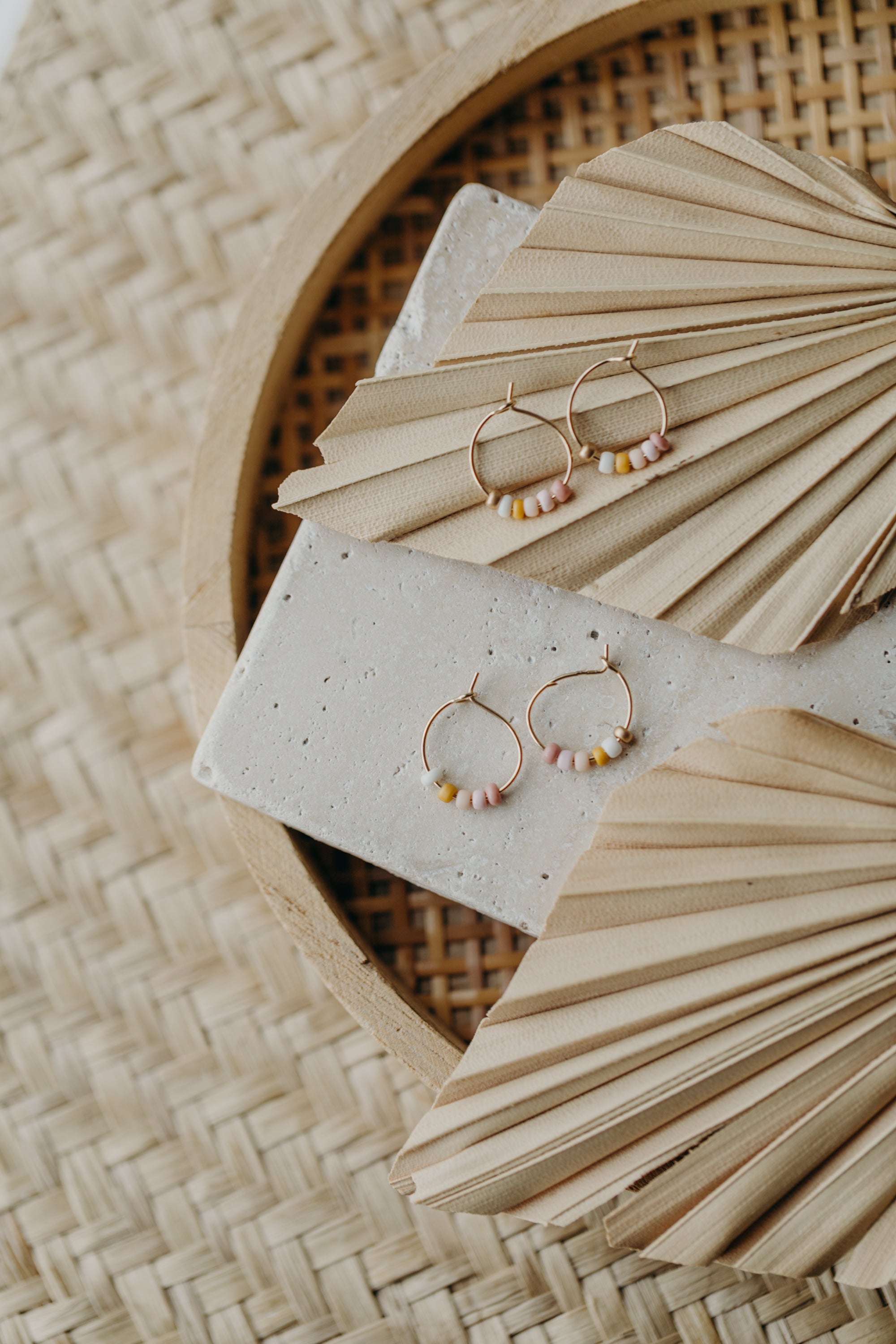 FARO - filigrane Creolen mit bunten Perlen