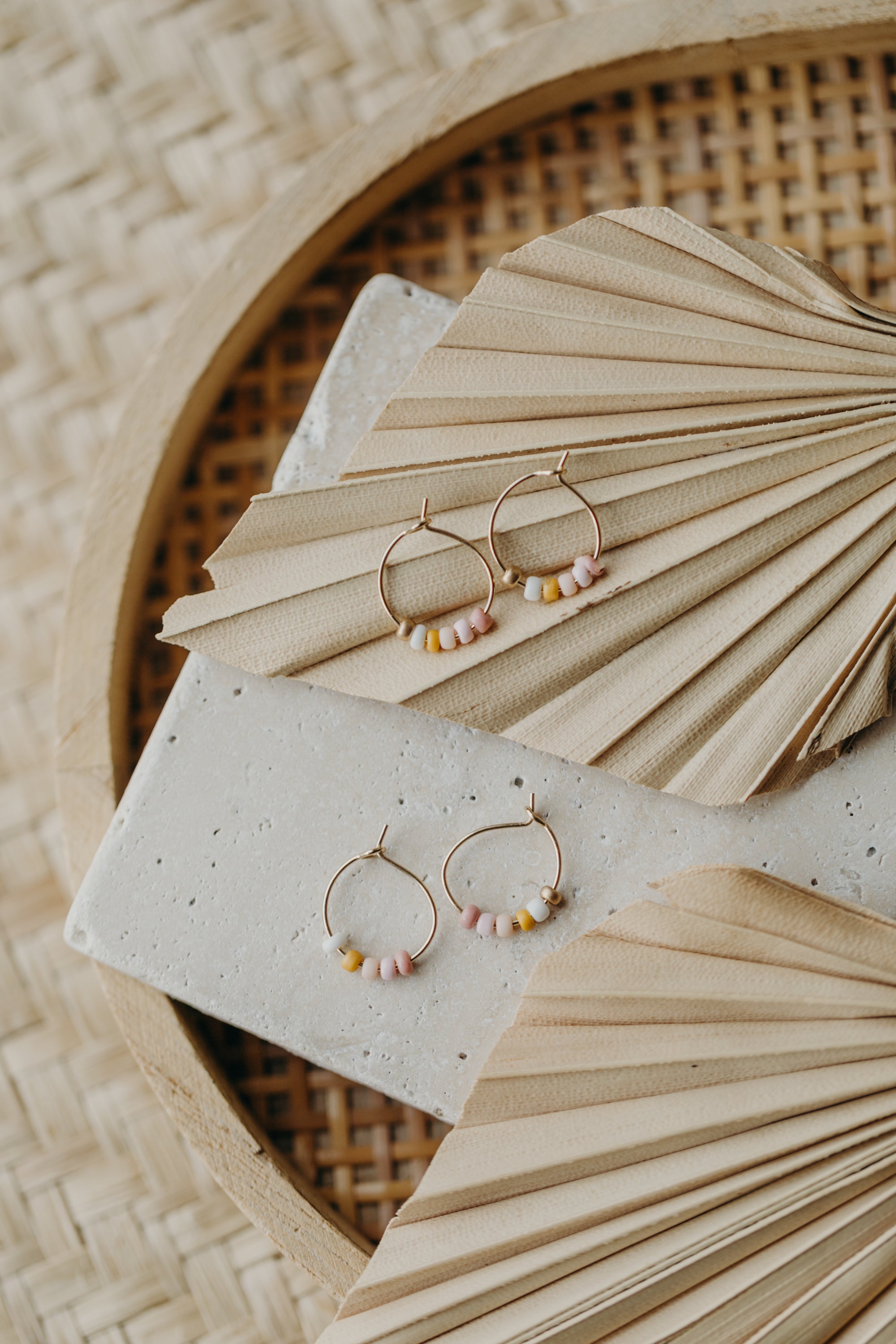 FARO - filigrane Creolen mit bunten Perlen