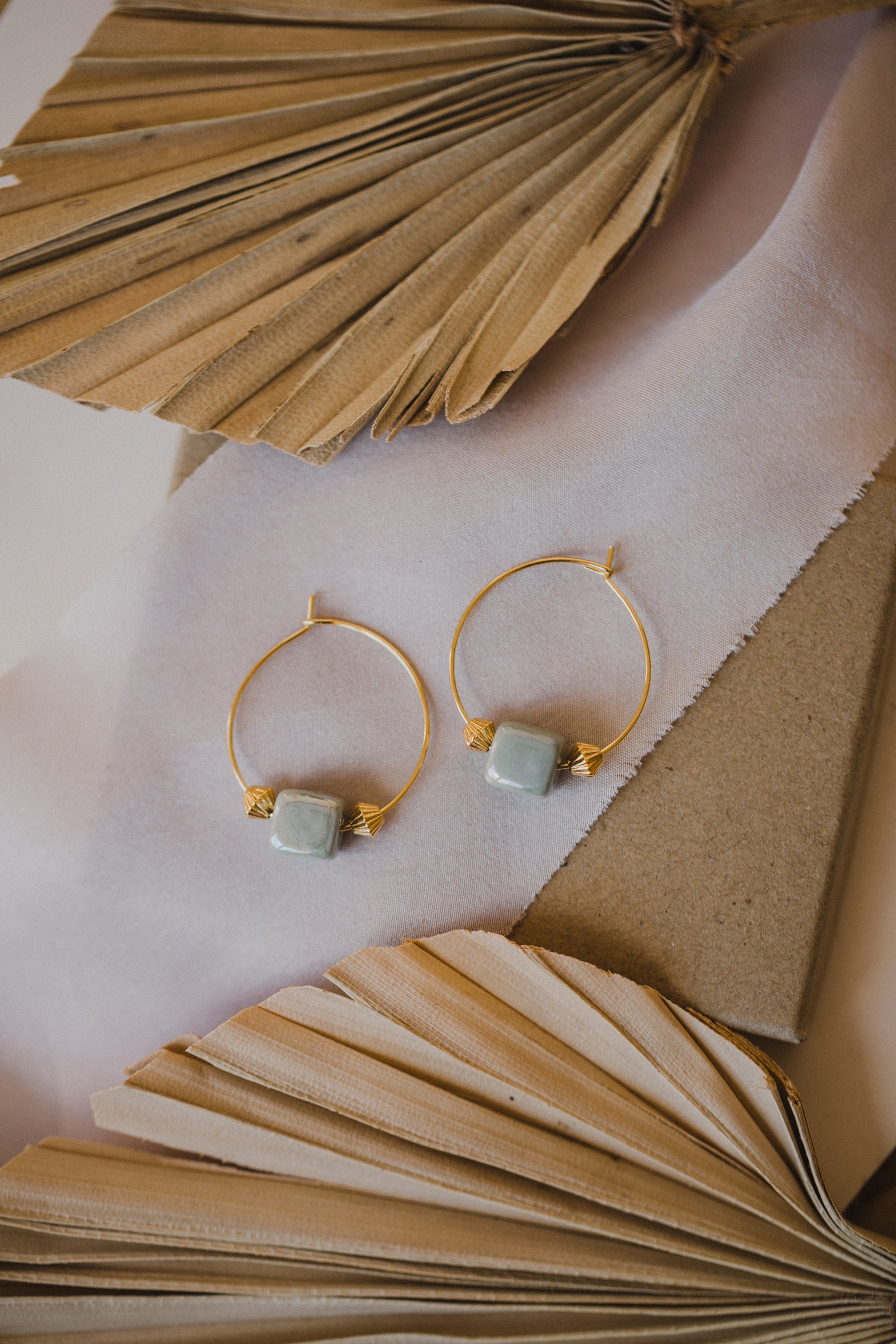 Hoop earrings with round plate - champagne colors