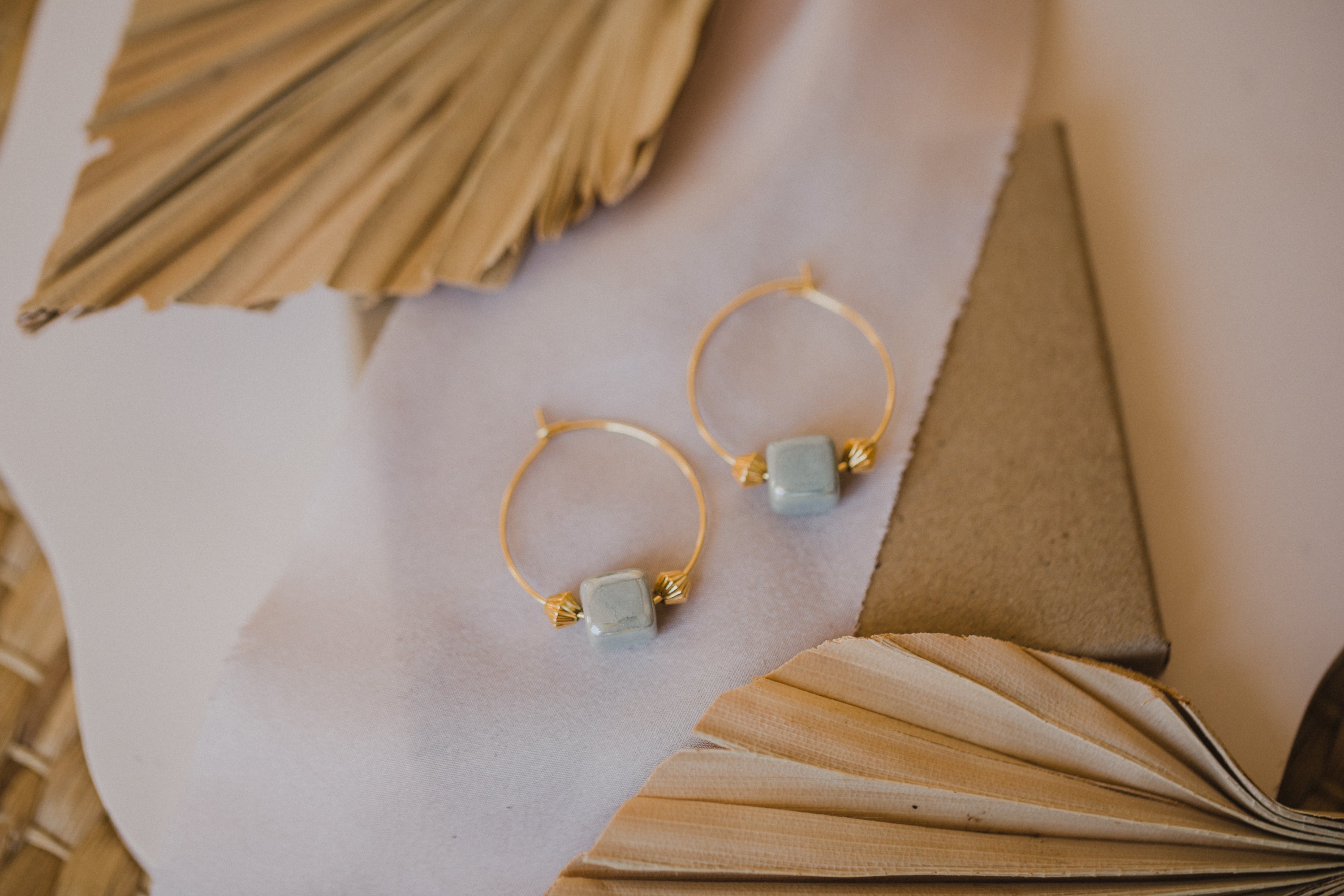 Hoop earrings with round plate - champagne colors