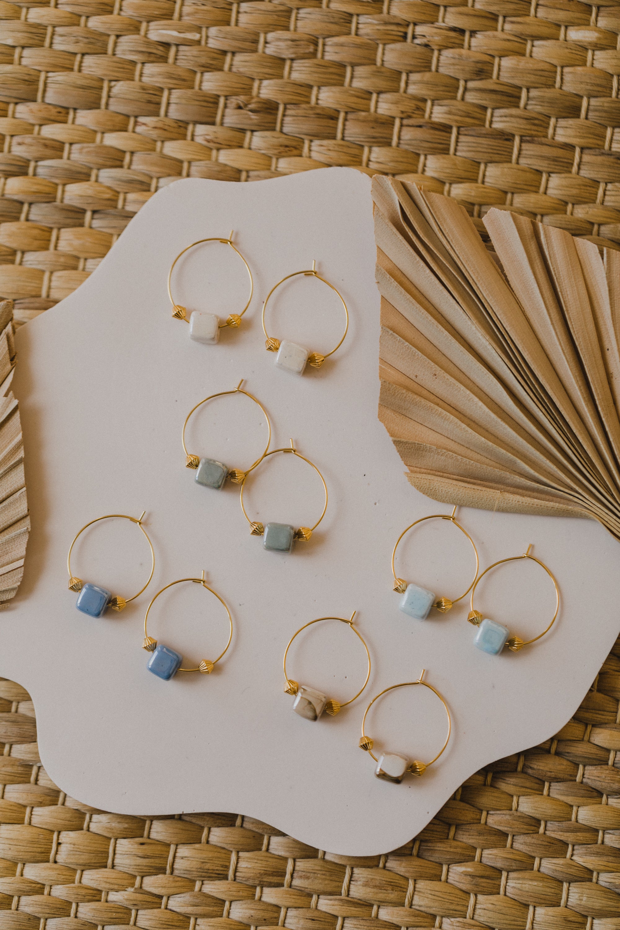 Hoop earrings with round plate - champagne colors