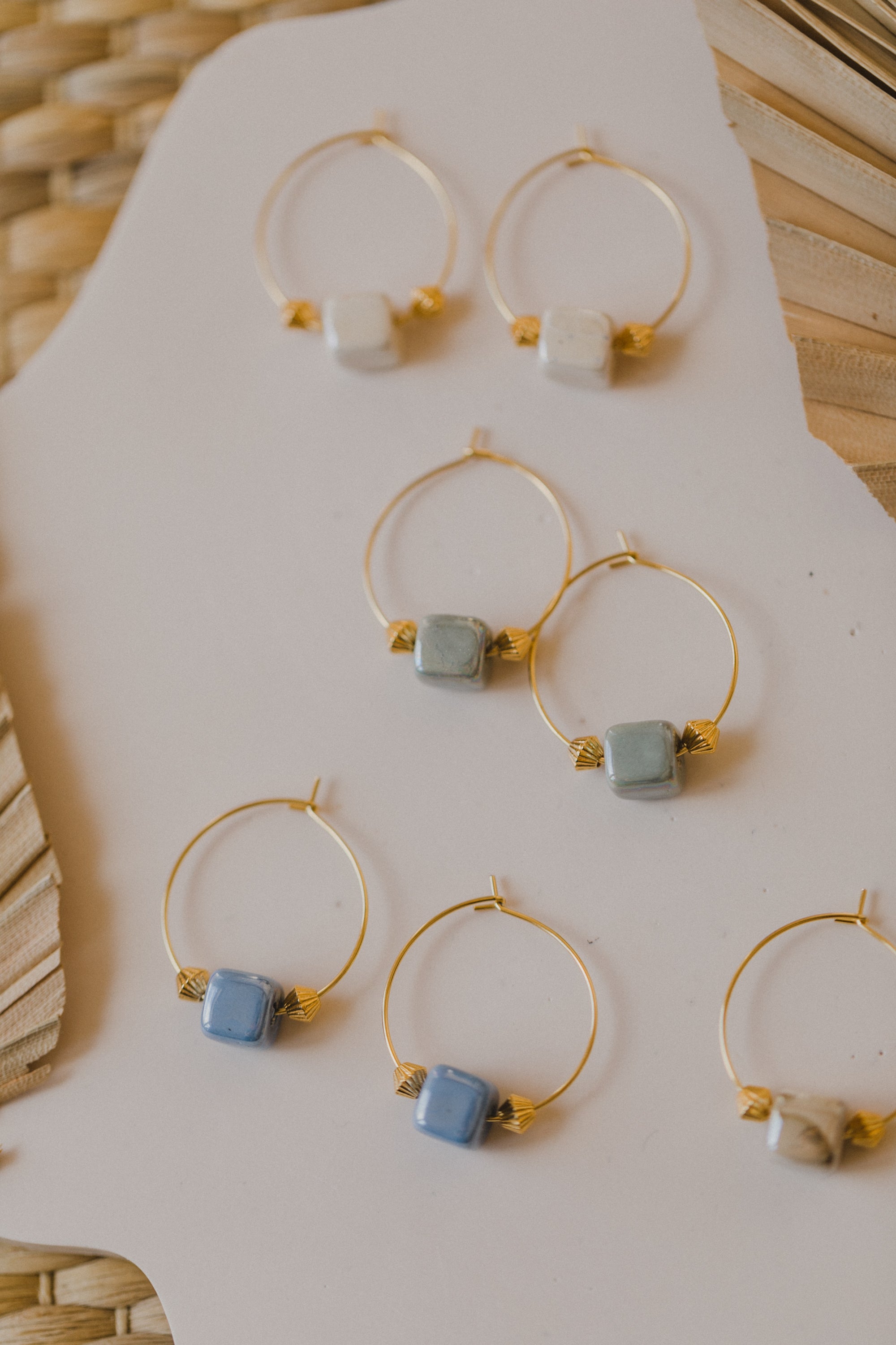 Hoop earrings with round plate - champagne colors