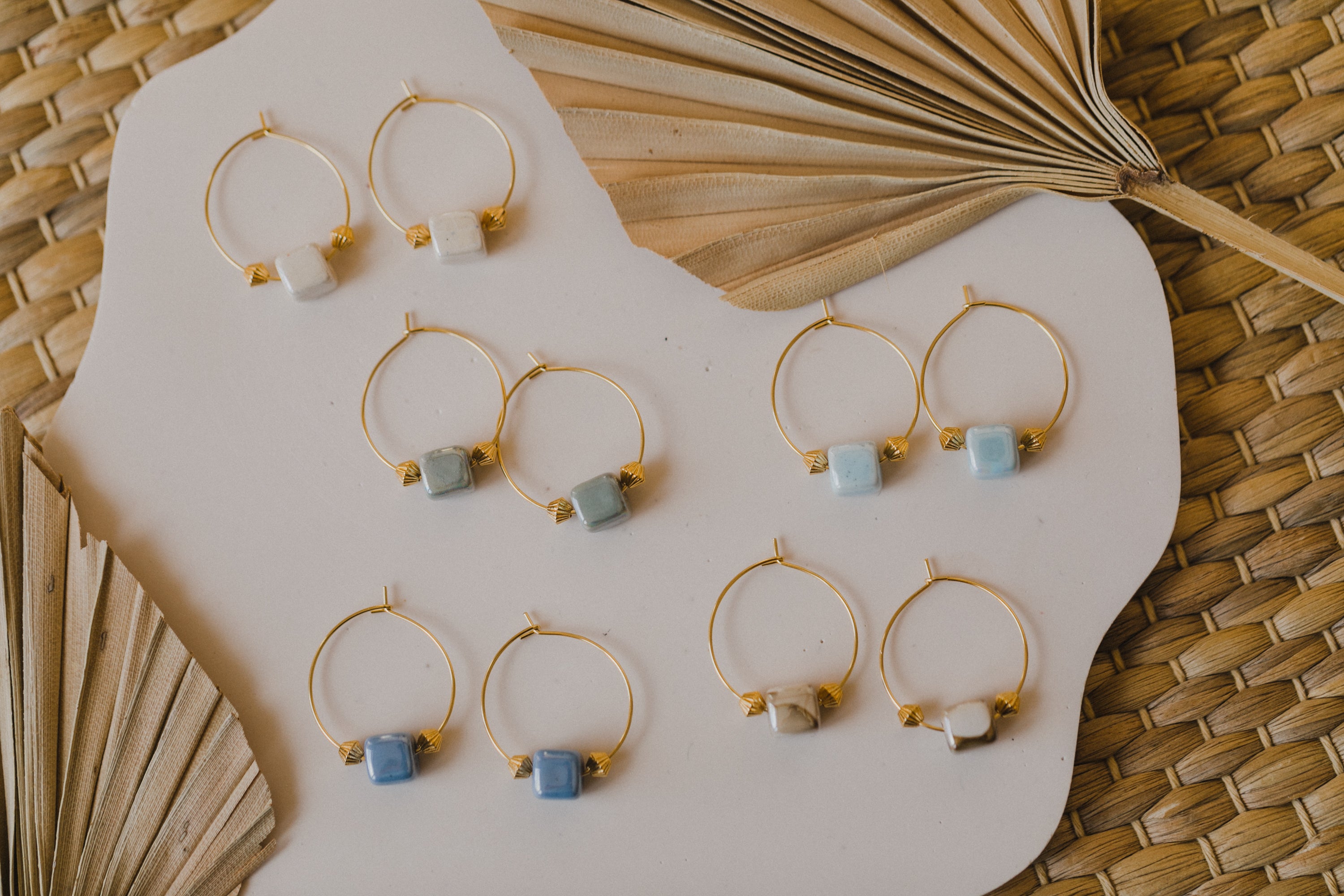 filigrane Creolen mit beiger Keramik Perle