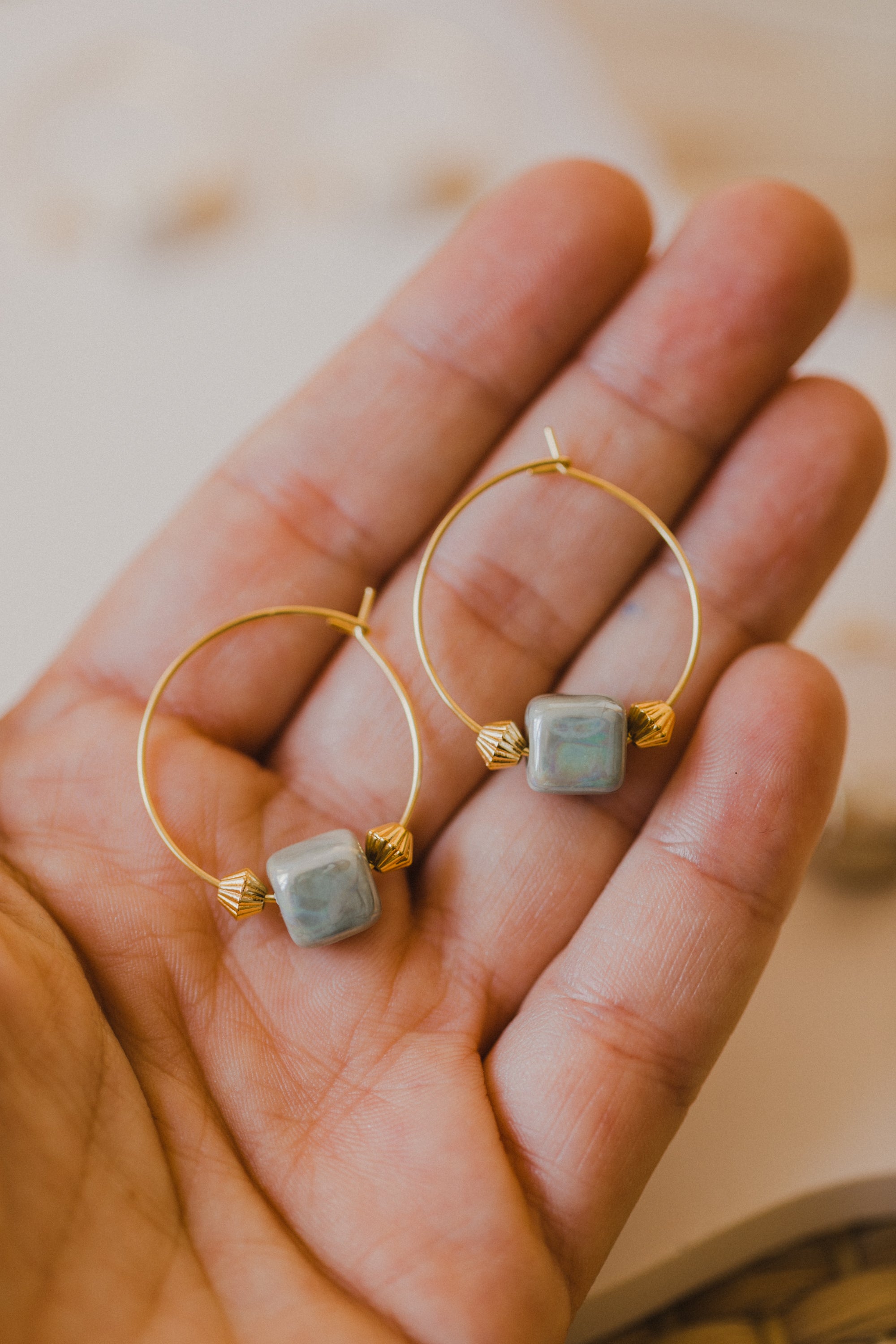 Hoop earrings with round plate - champagne colors