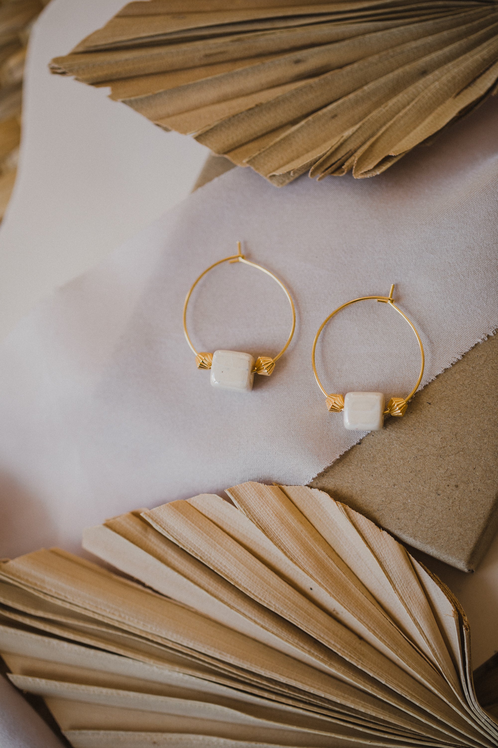 filigrane Creolen mit beiger Keramik Perle