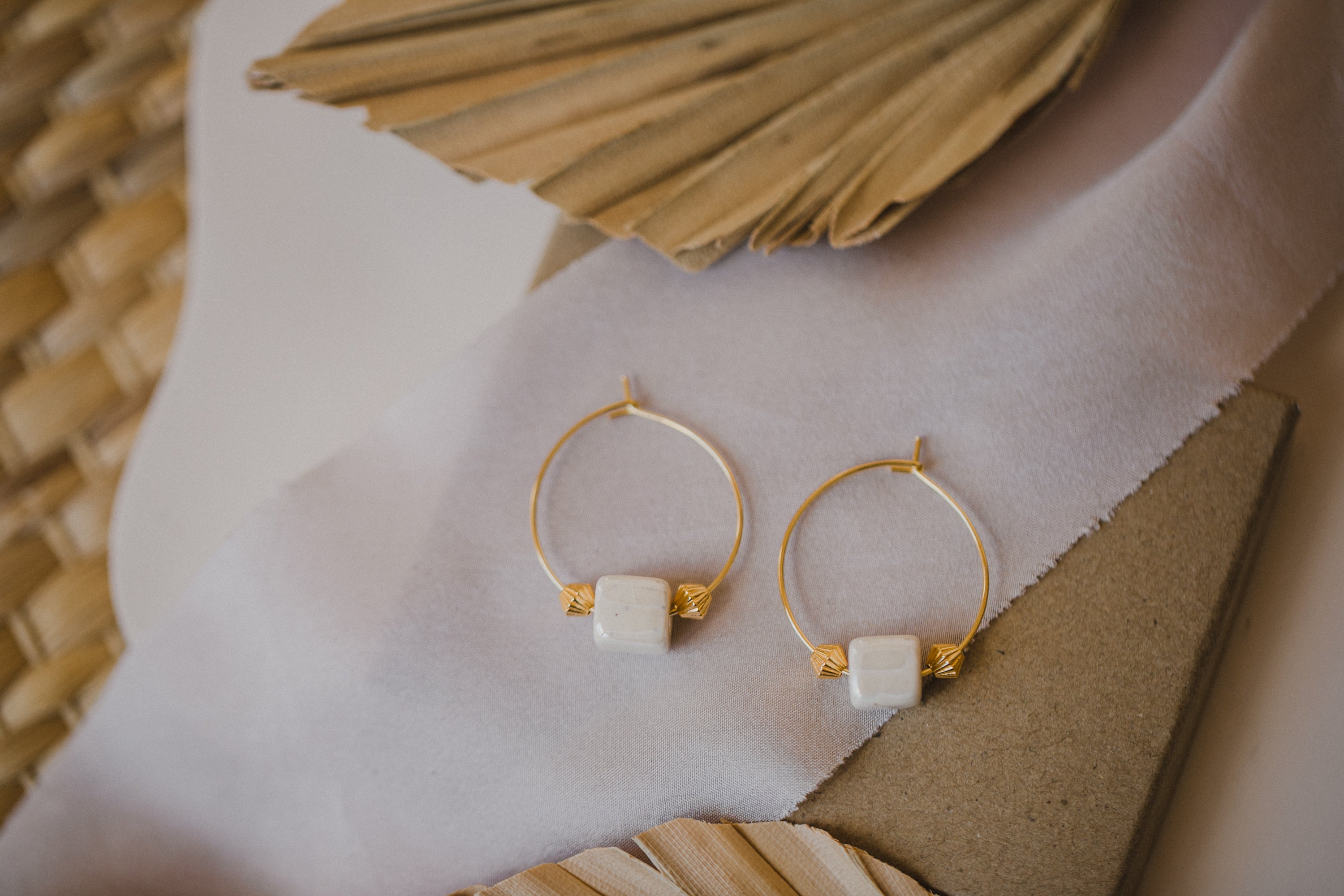 filigrane Creolen mit beiger Keramik Perle