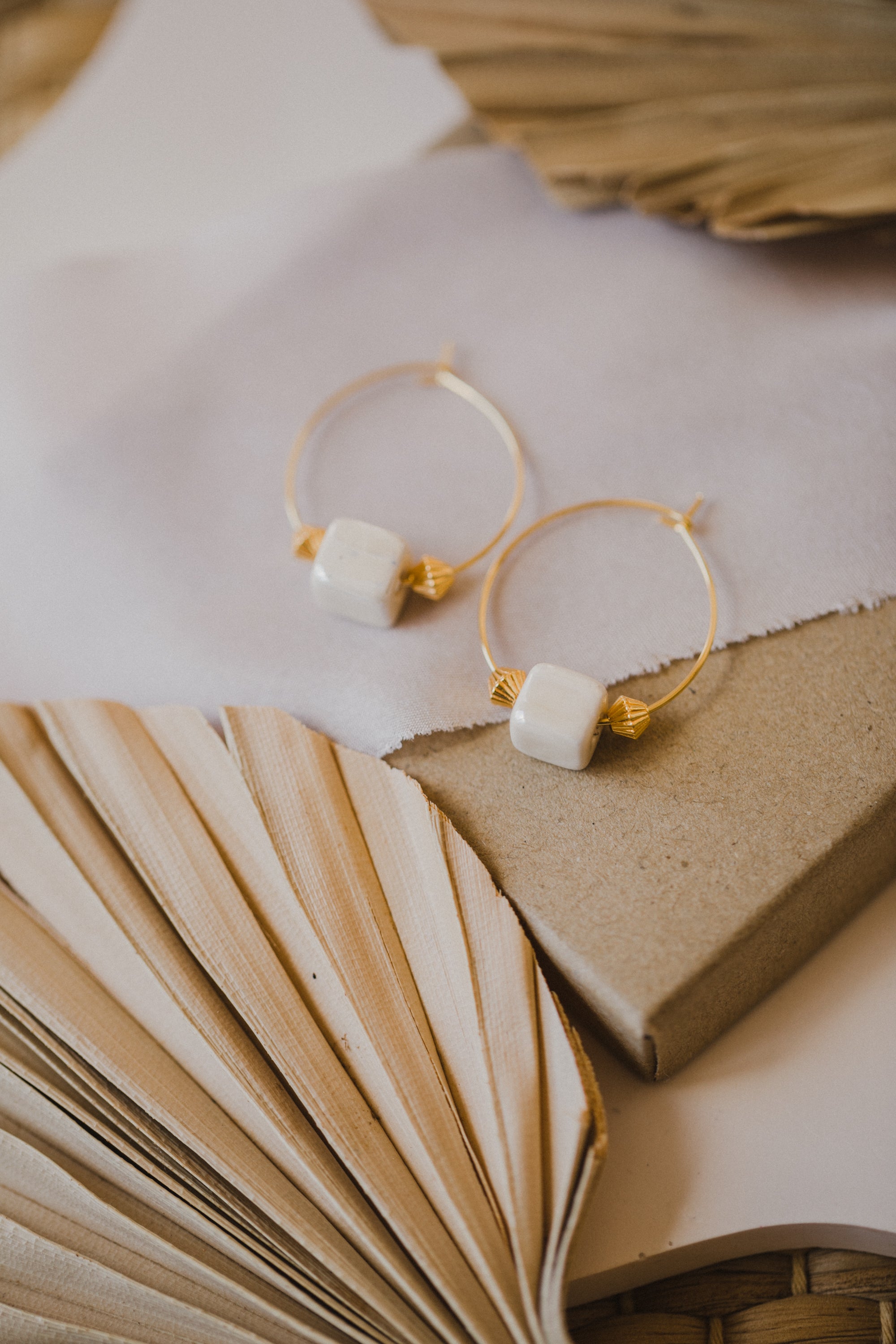 filigrane Creolen mit beiger Keramik Perle