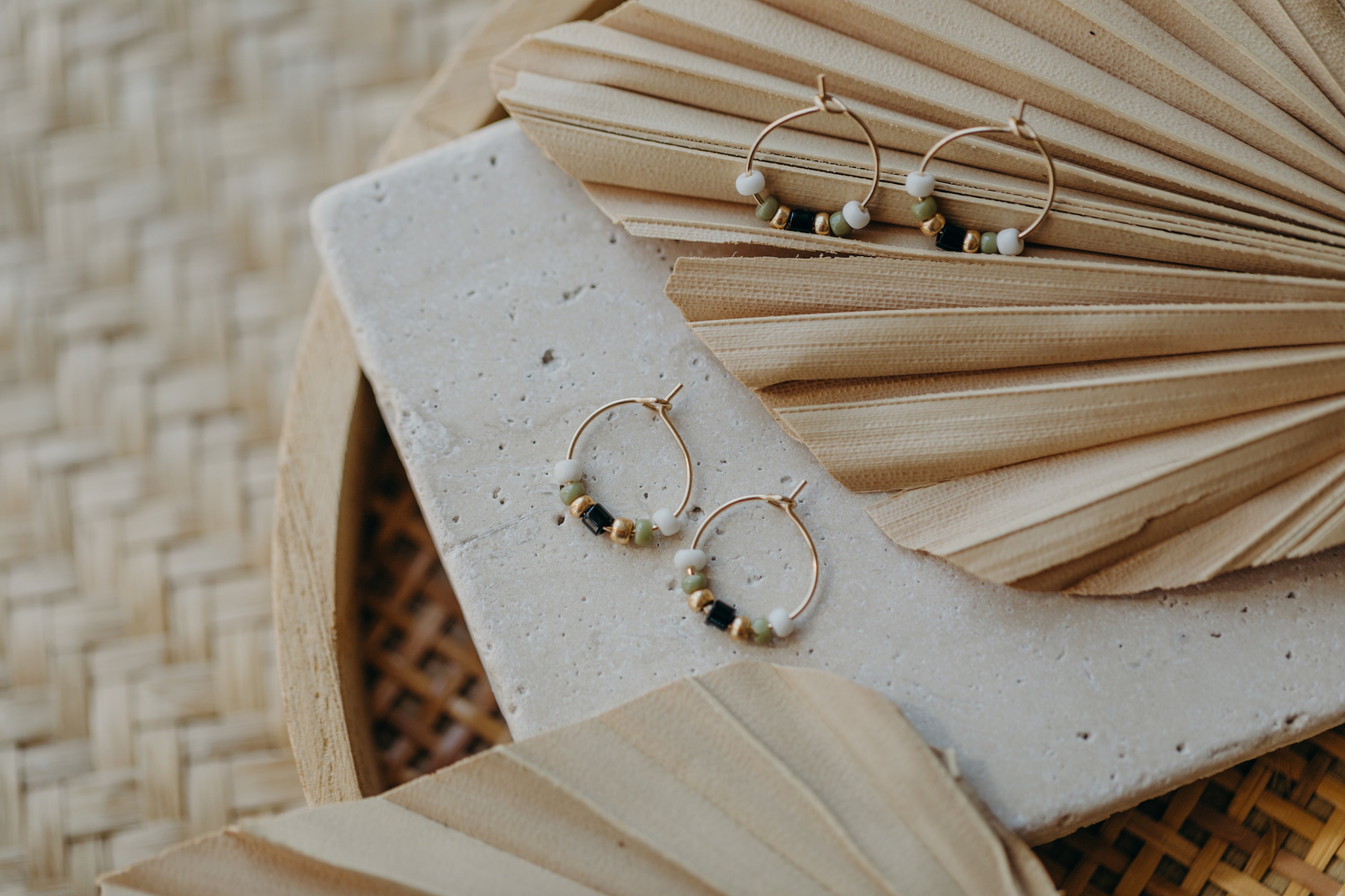 KORSIKA - filigrane Creolen mit bunten Perlen