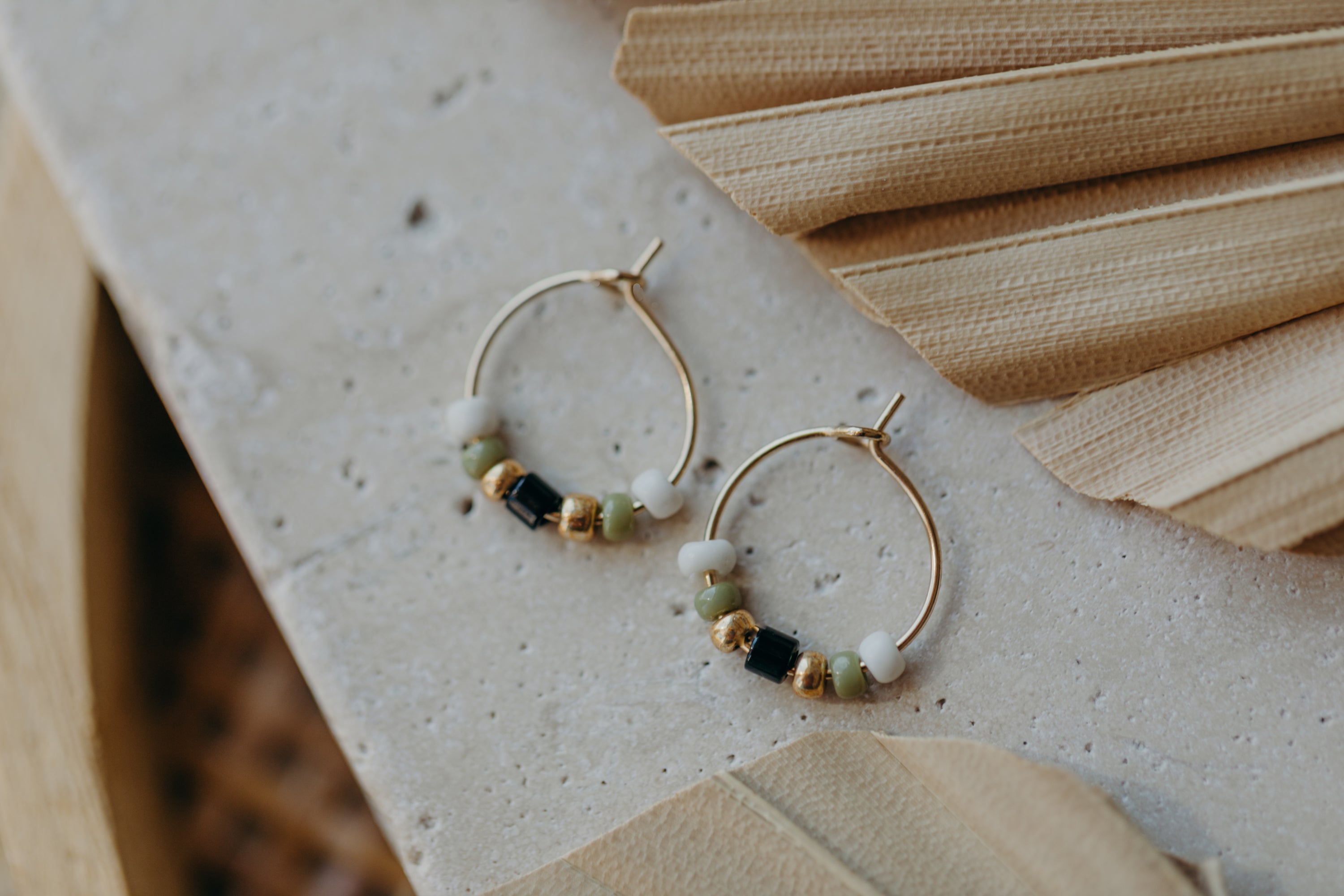 KORSIKA - filigrane Creolen mit bunten Perlen