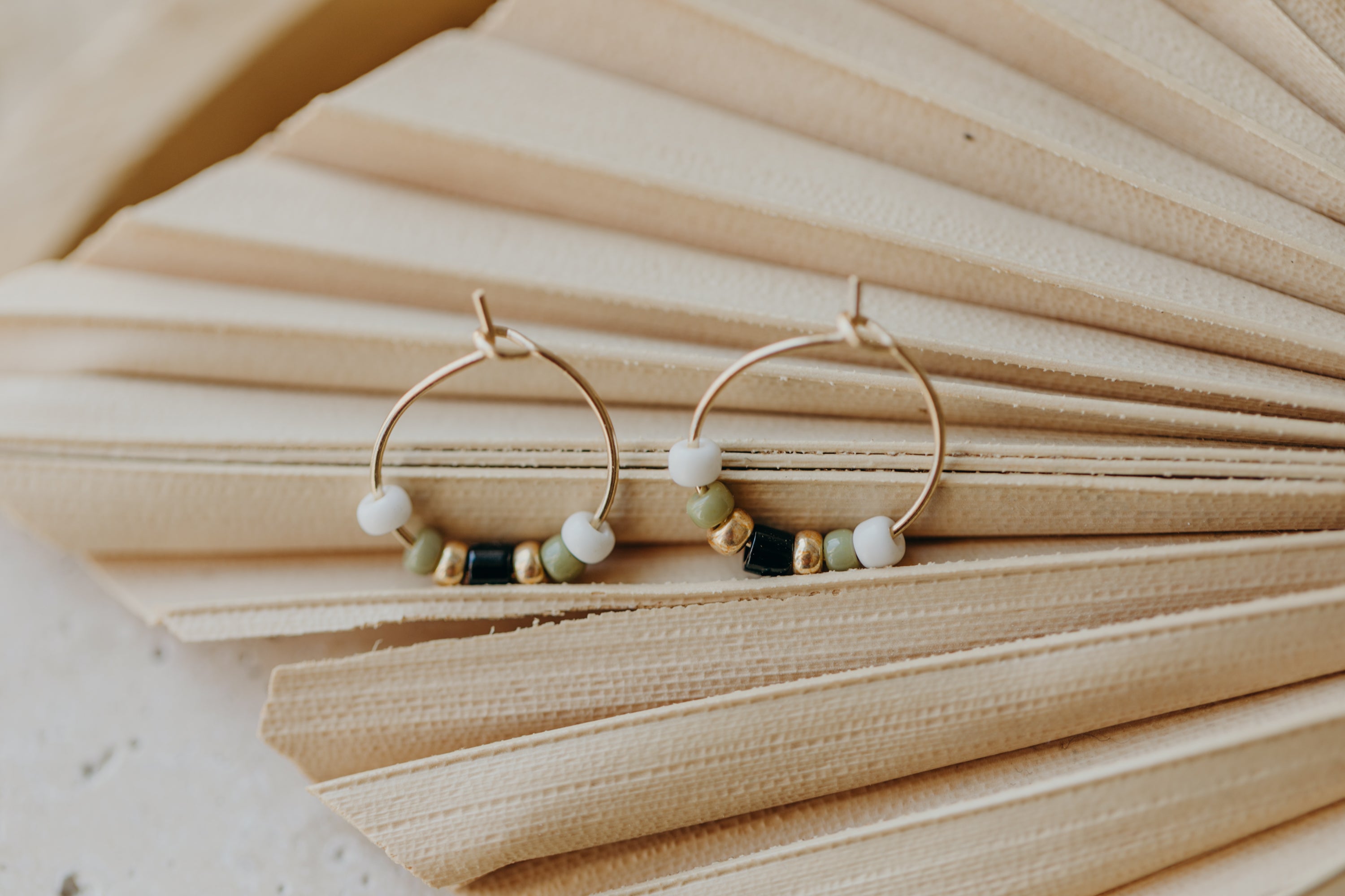 KORSIKA - filigrane Creolen mit bunten Perlen