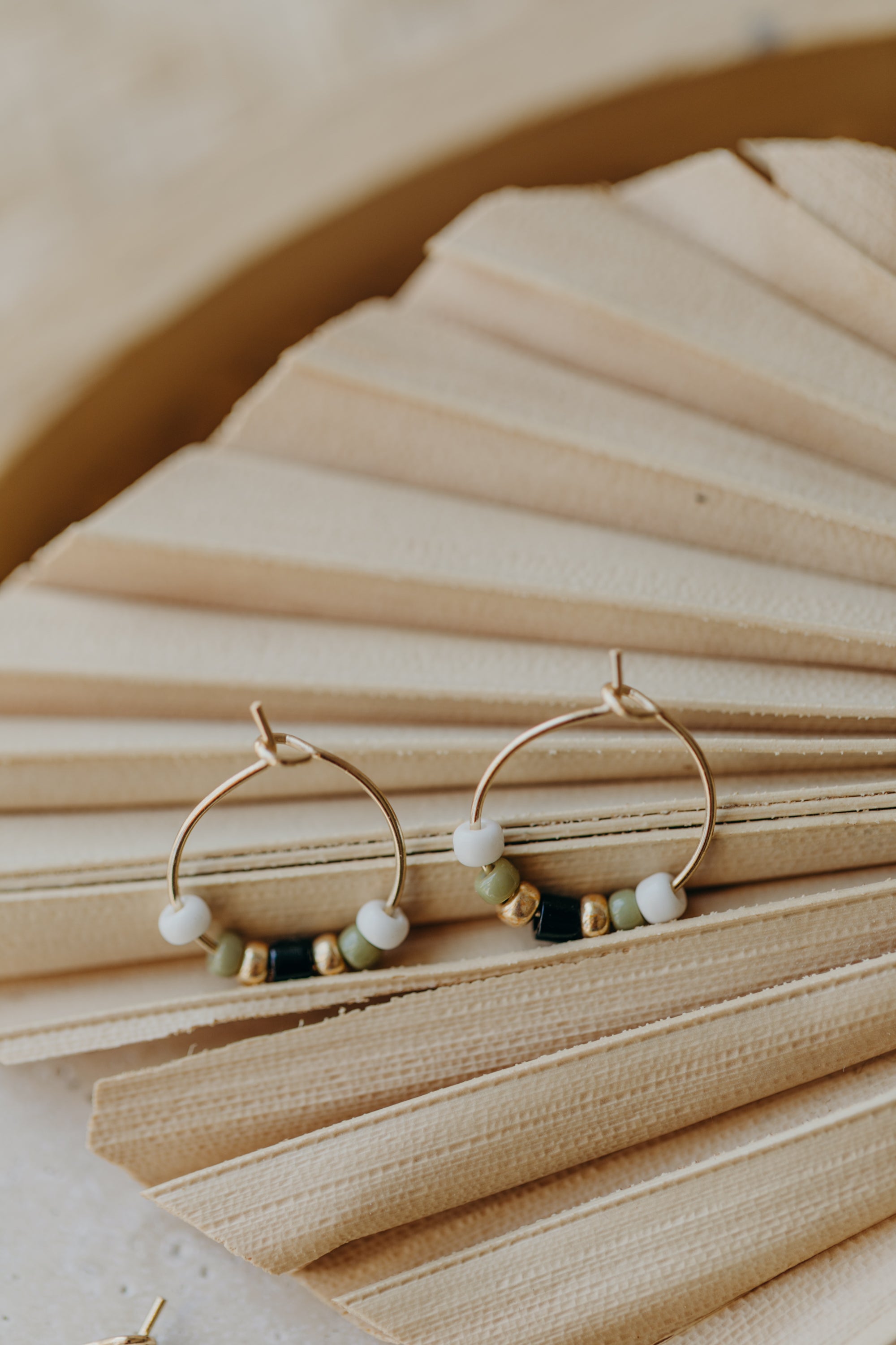 KORSIKA - filigrane Creolen mit bunten Perlen