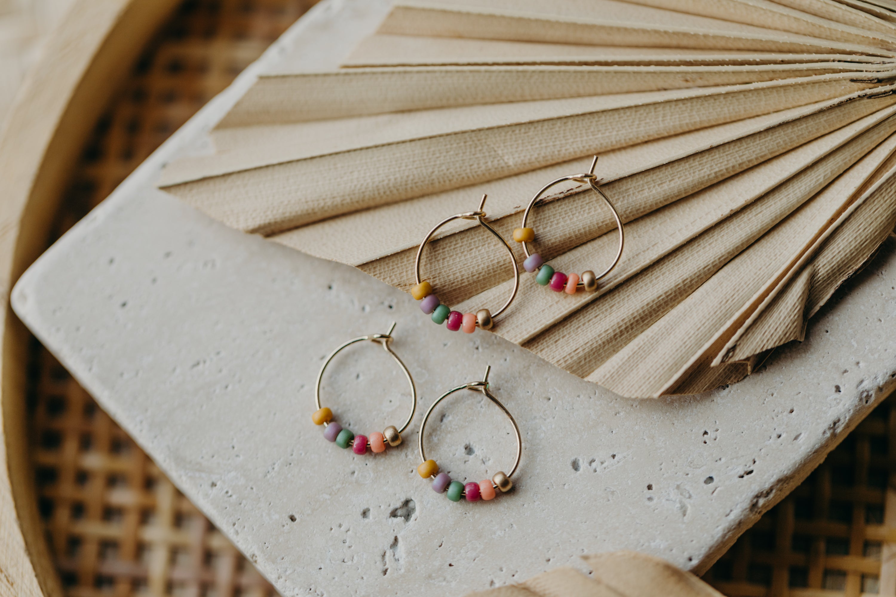 MARRAKESCH - filigrane Creolen mit bunten Perlen