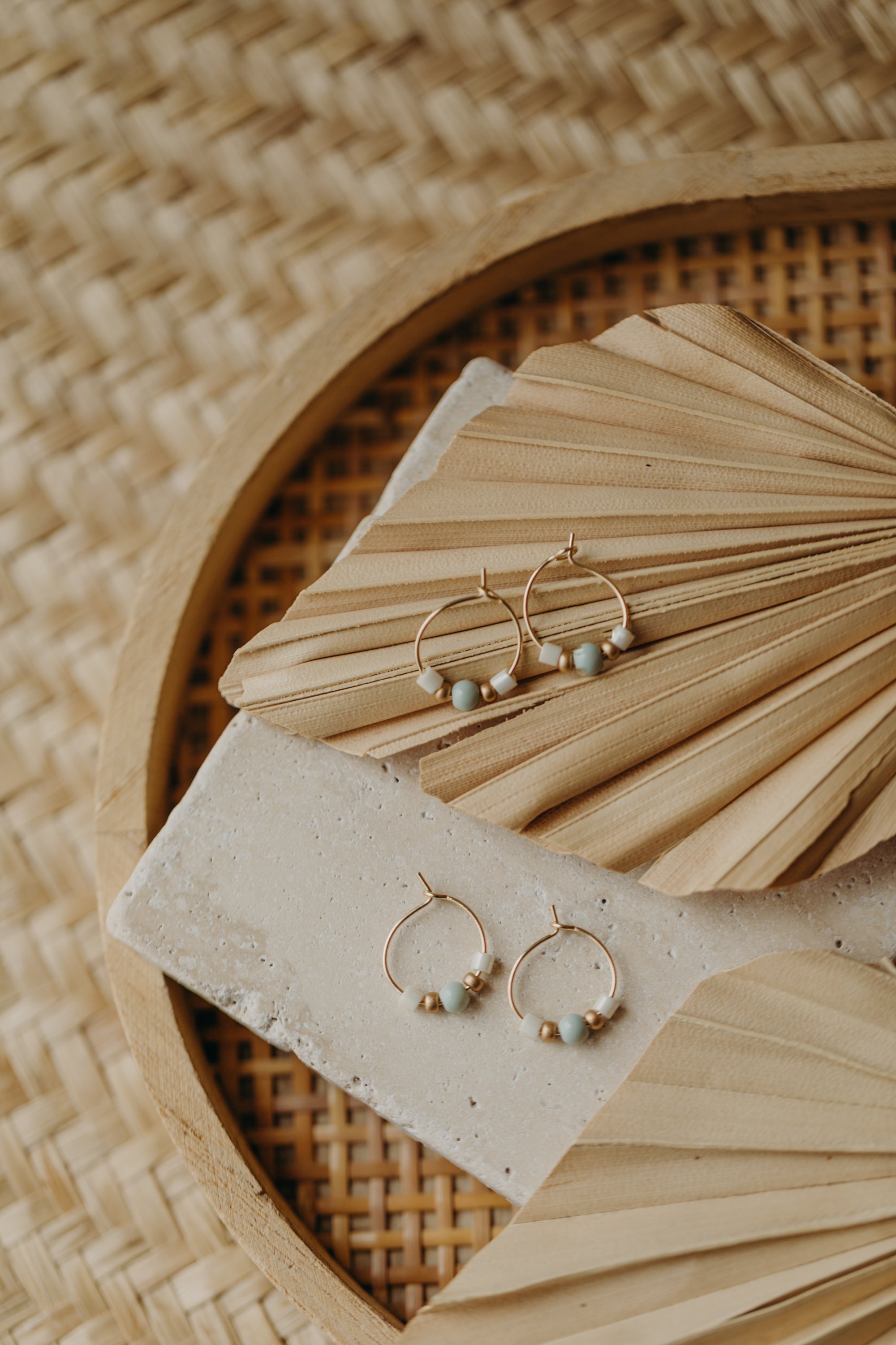 NAXOS - filigrane Creolen mit bunten Perlen