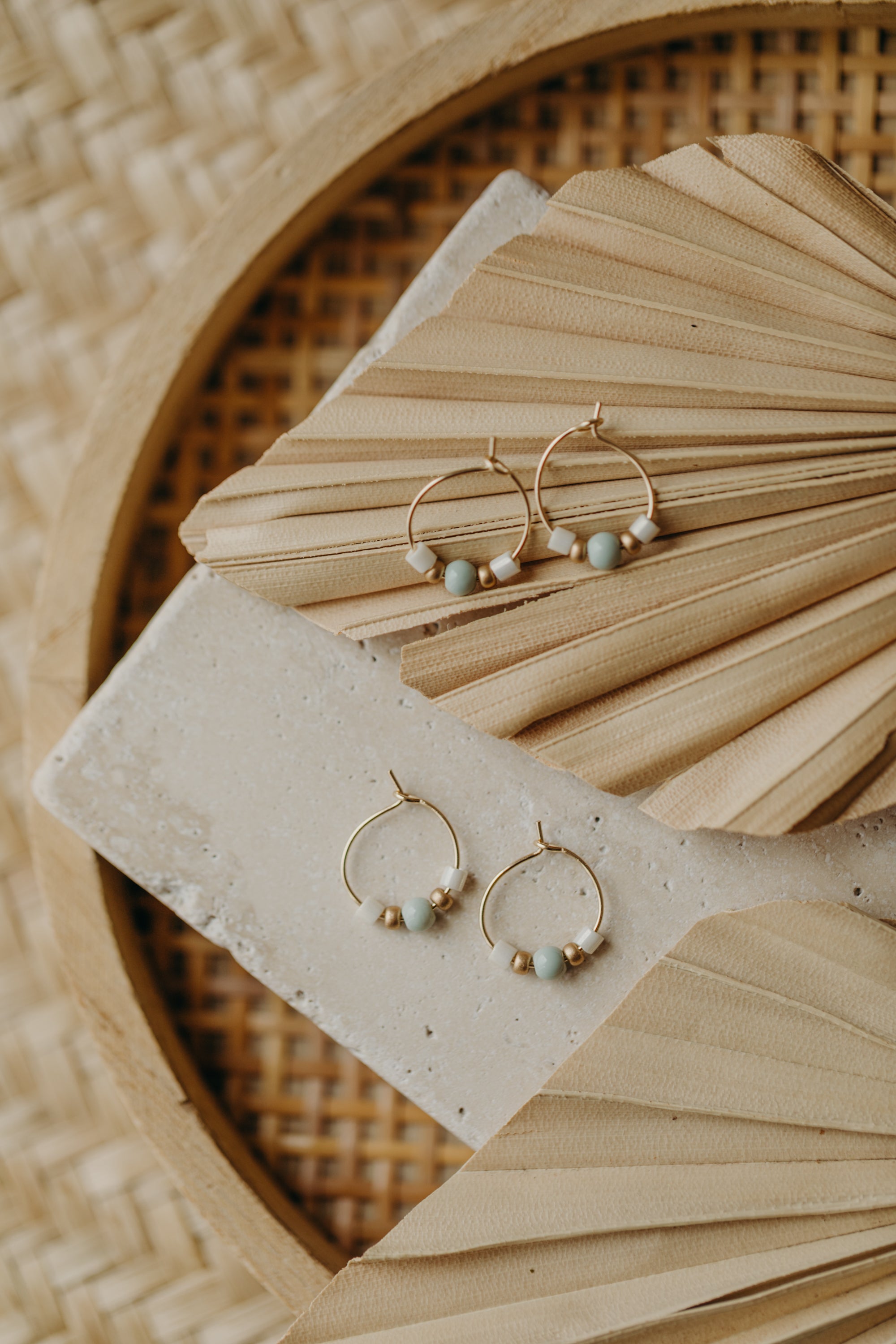 NAXOS - filigrane Creolen mit bunten Perlen