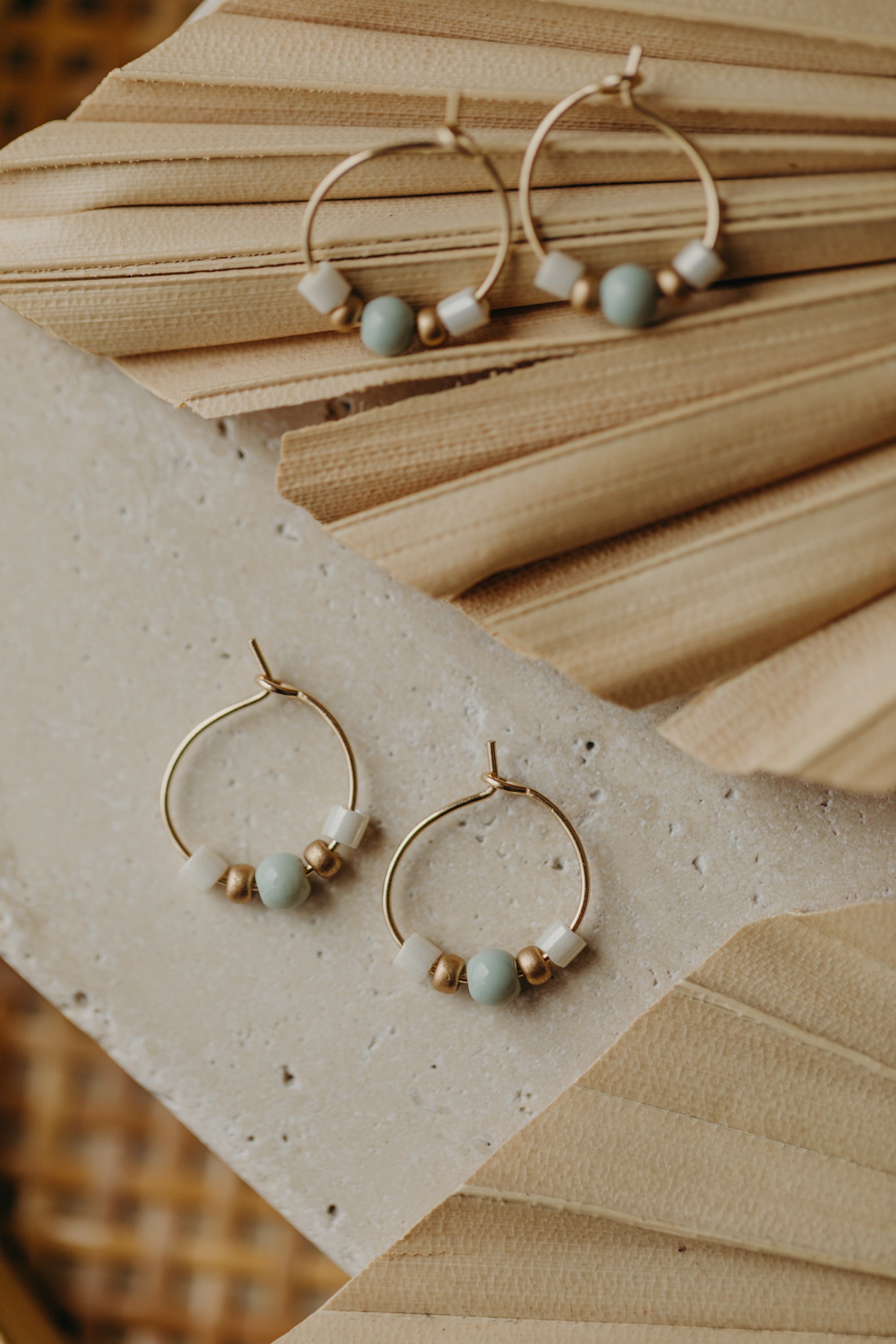 NAXOS - filigrane Creolen mit bunten Perlen