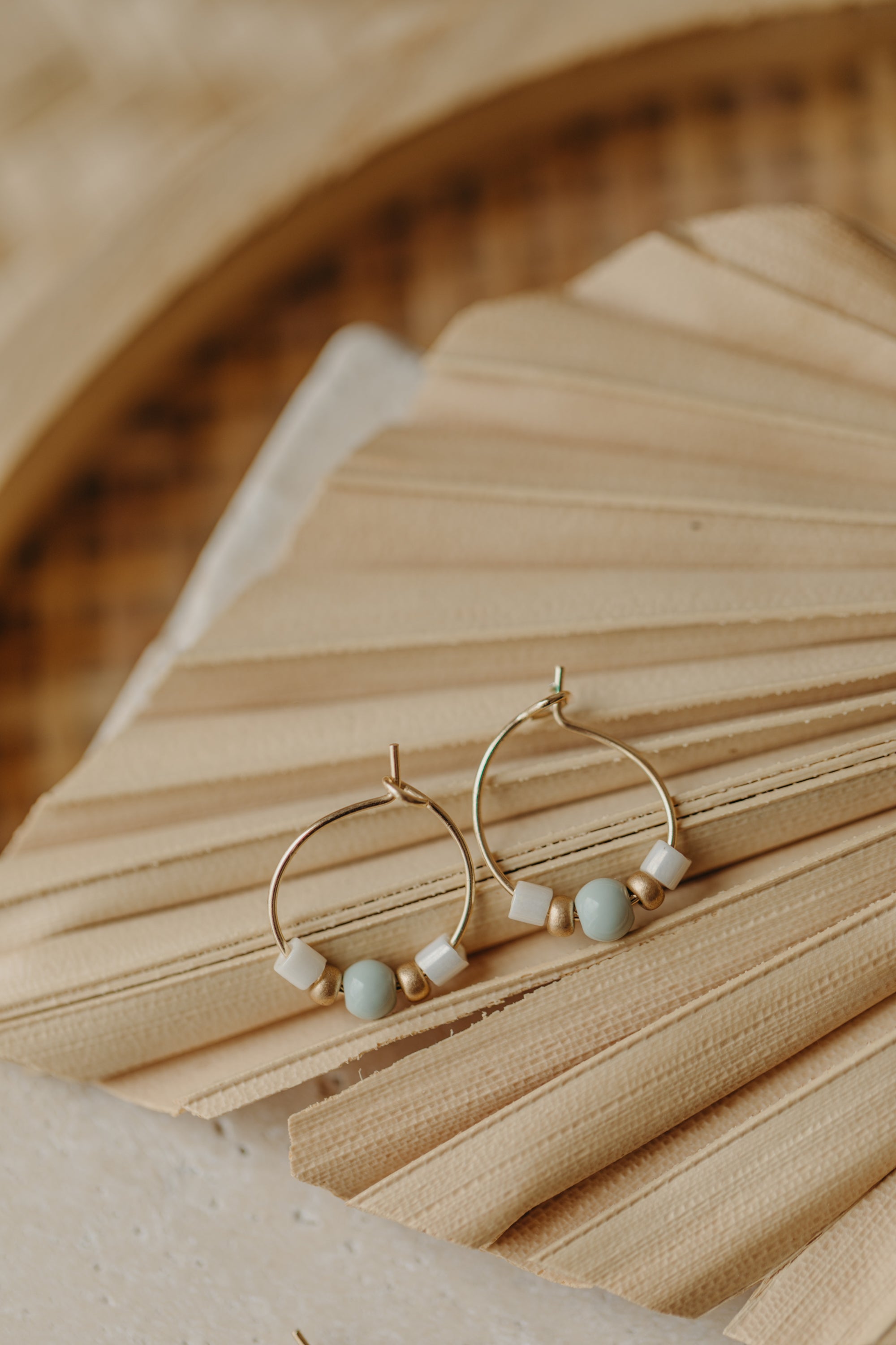 NAXOS - filigrane Creolen mit bunten Perlen