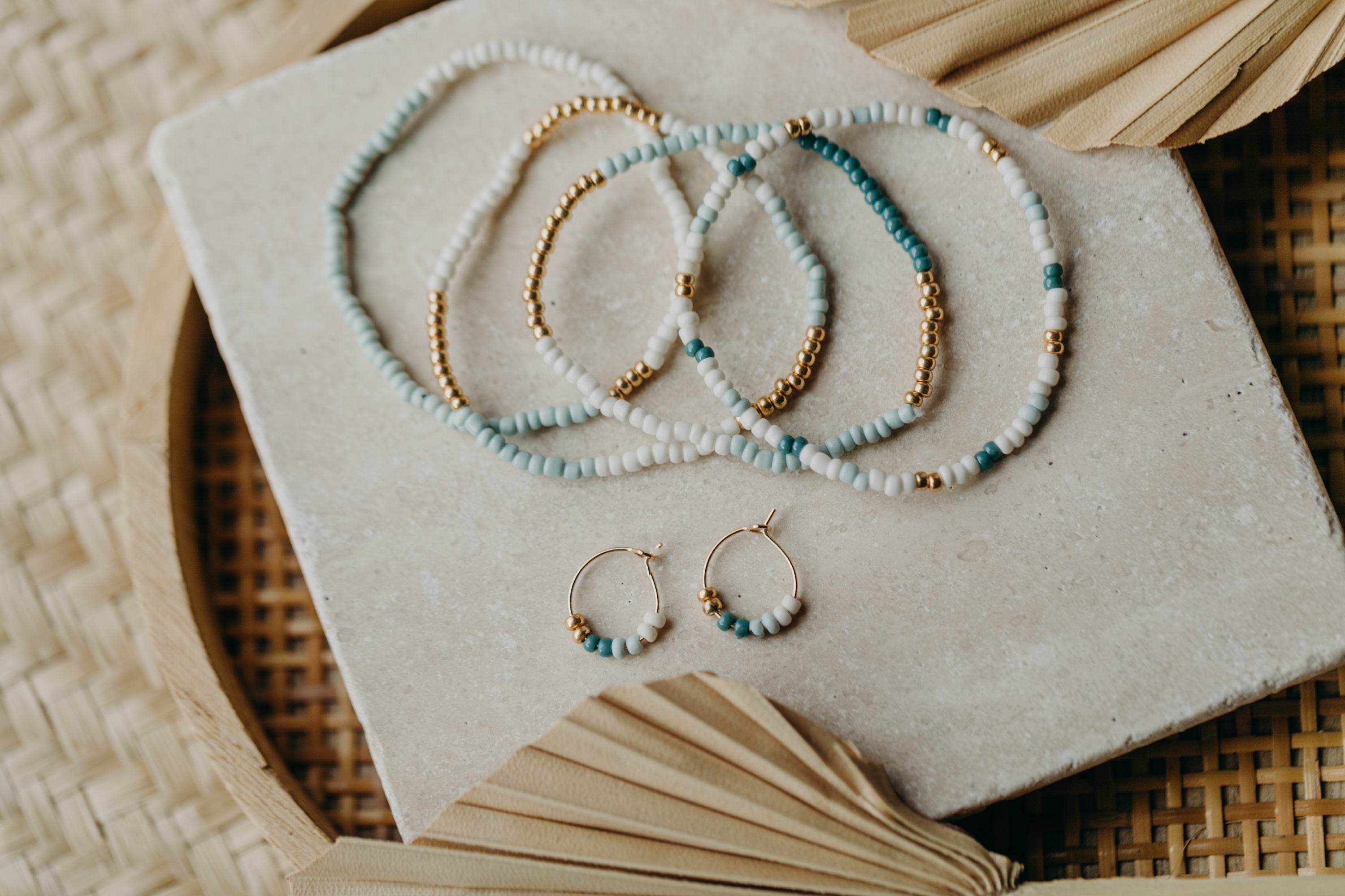 PAROS - filigrane Creolen mit bunten Perlen