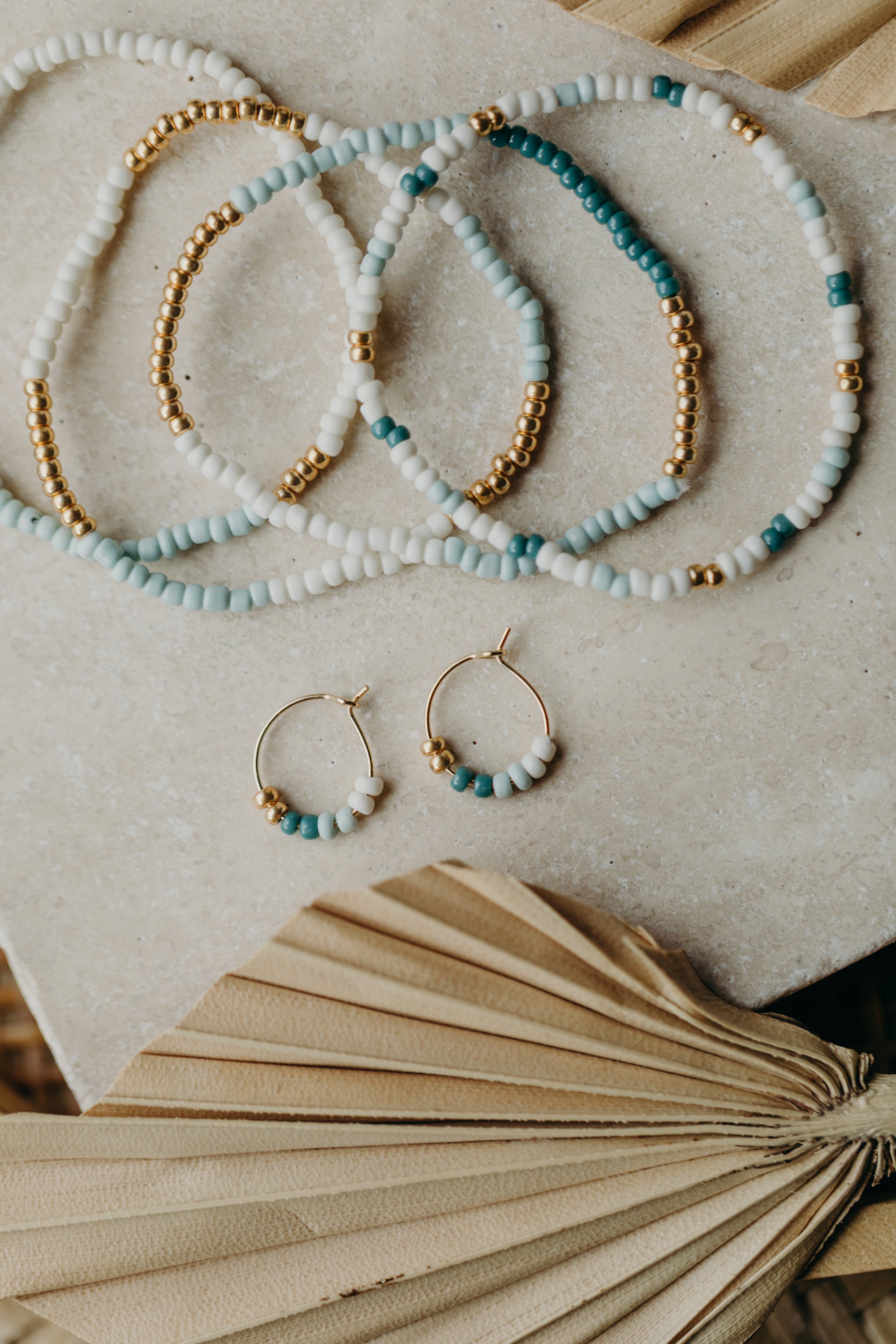 PAROS - filigrane Creolen mit bunten Perlen