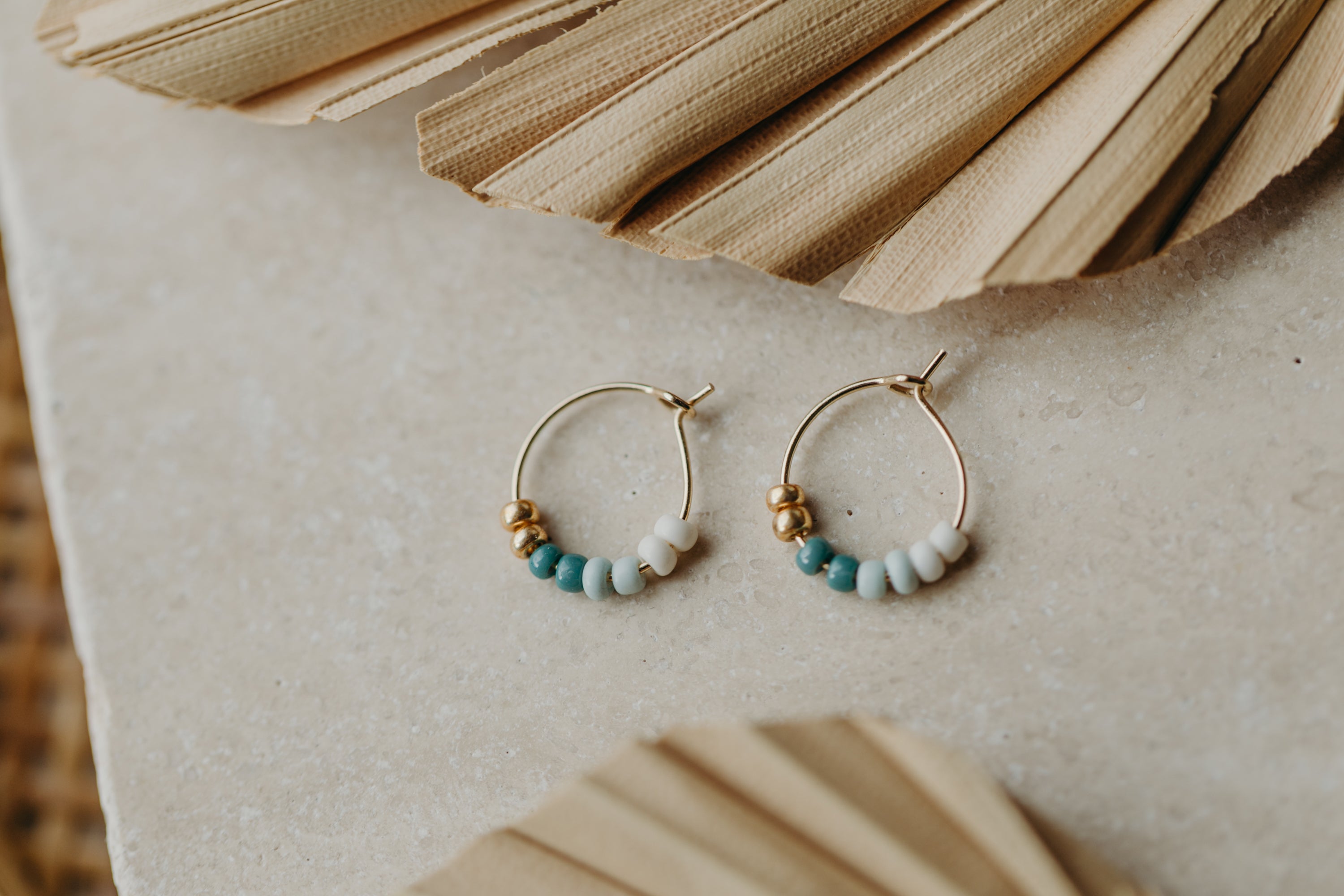 PAROS - filigrane Creolen mit bunten Perlen