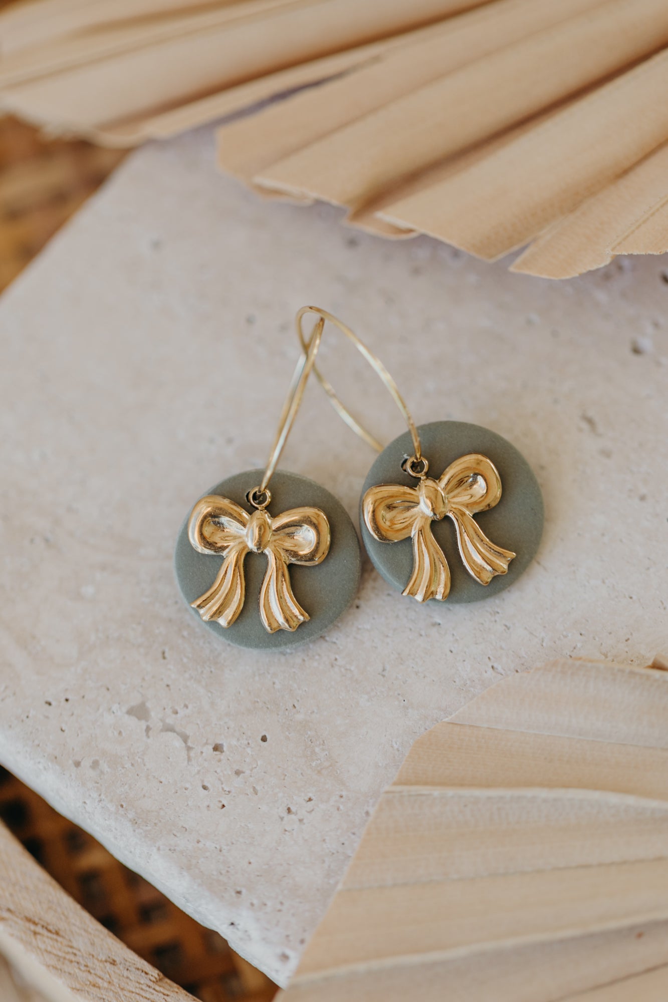 ROSALIE - runde grüne Polymer Ton Creolen mit goldener Schleife