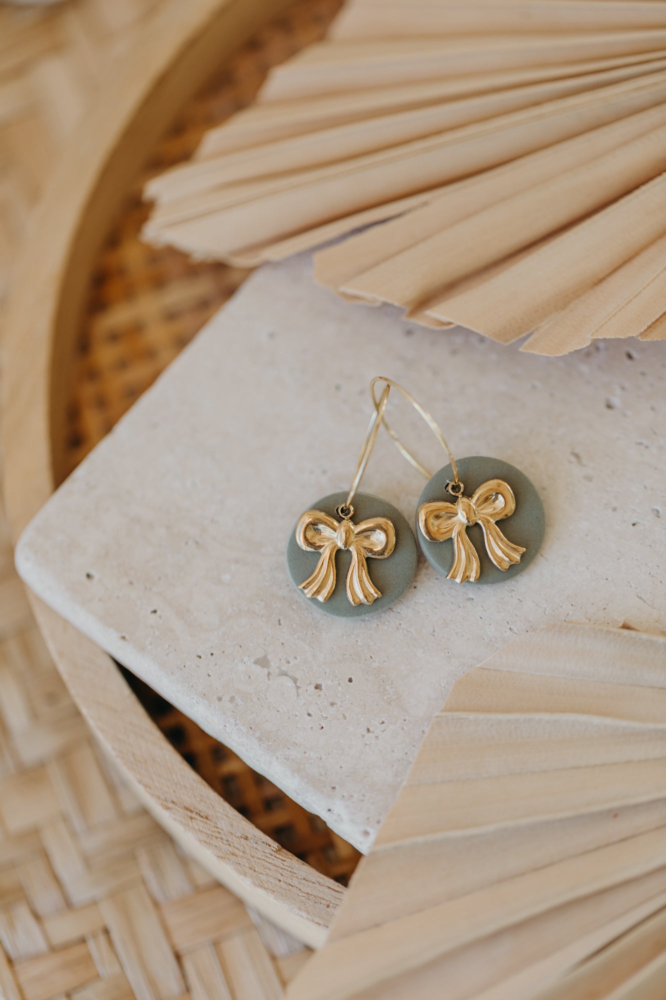 ROSALIE - runde grüne Polymer Ton Creolen mit goldener Schleife