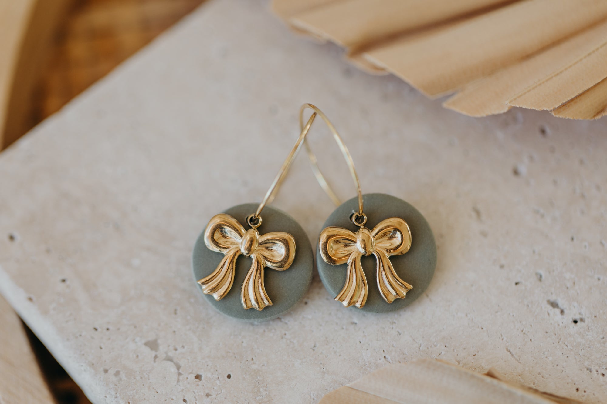 ROSALIE - runde grüne Polymer Ton Creolen mit goldener Schleife