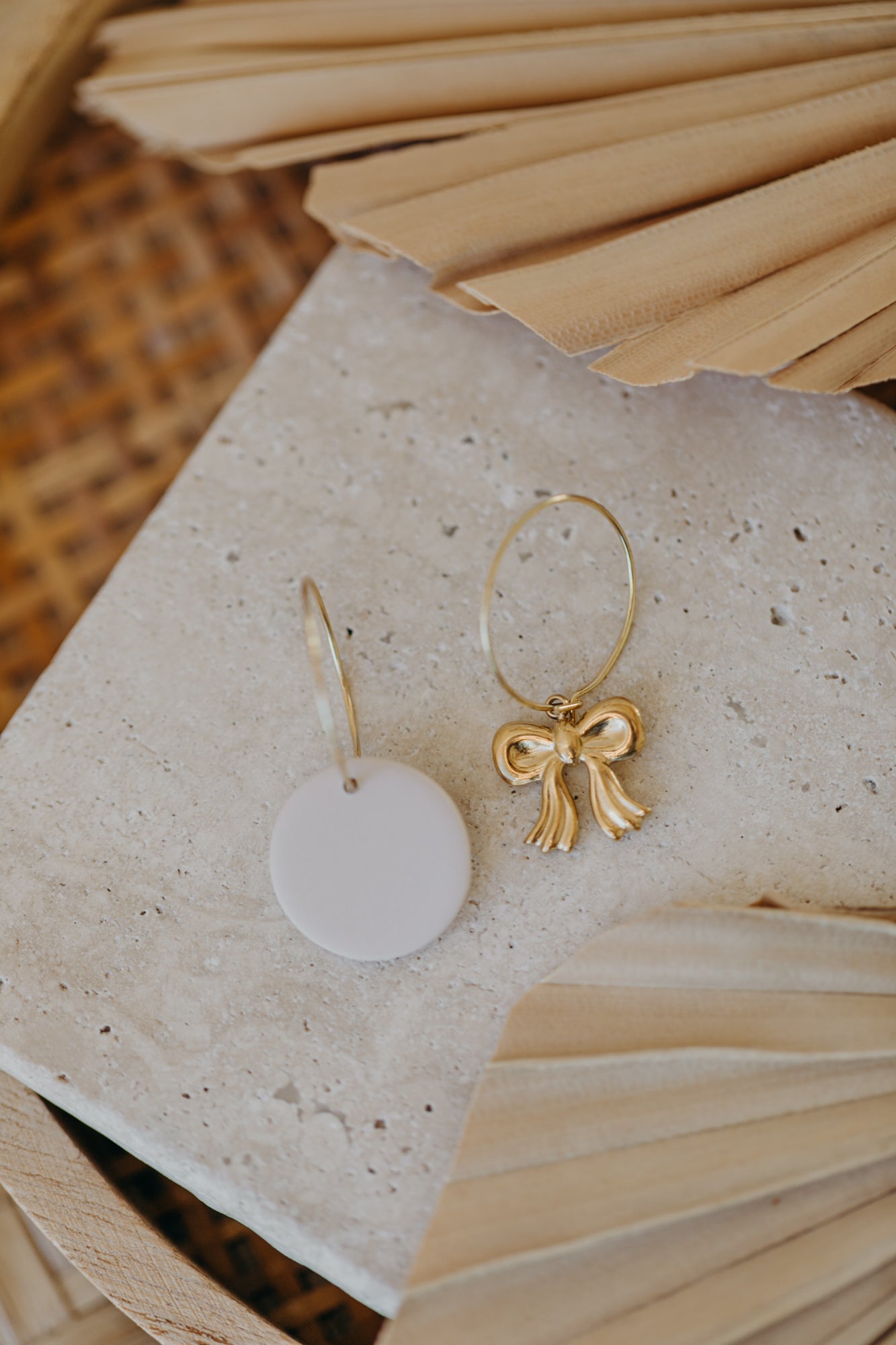 ROSALIE - runde dunkelrote Polymer Ton Creolen mit goldener Schleife