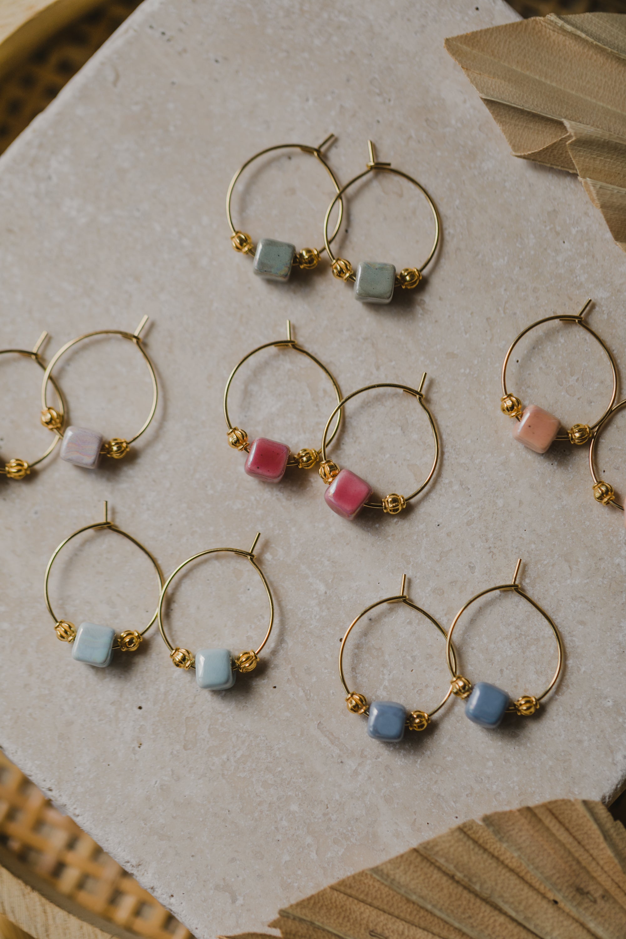 Creolen mit bunten Keramikperlen