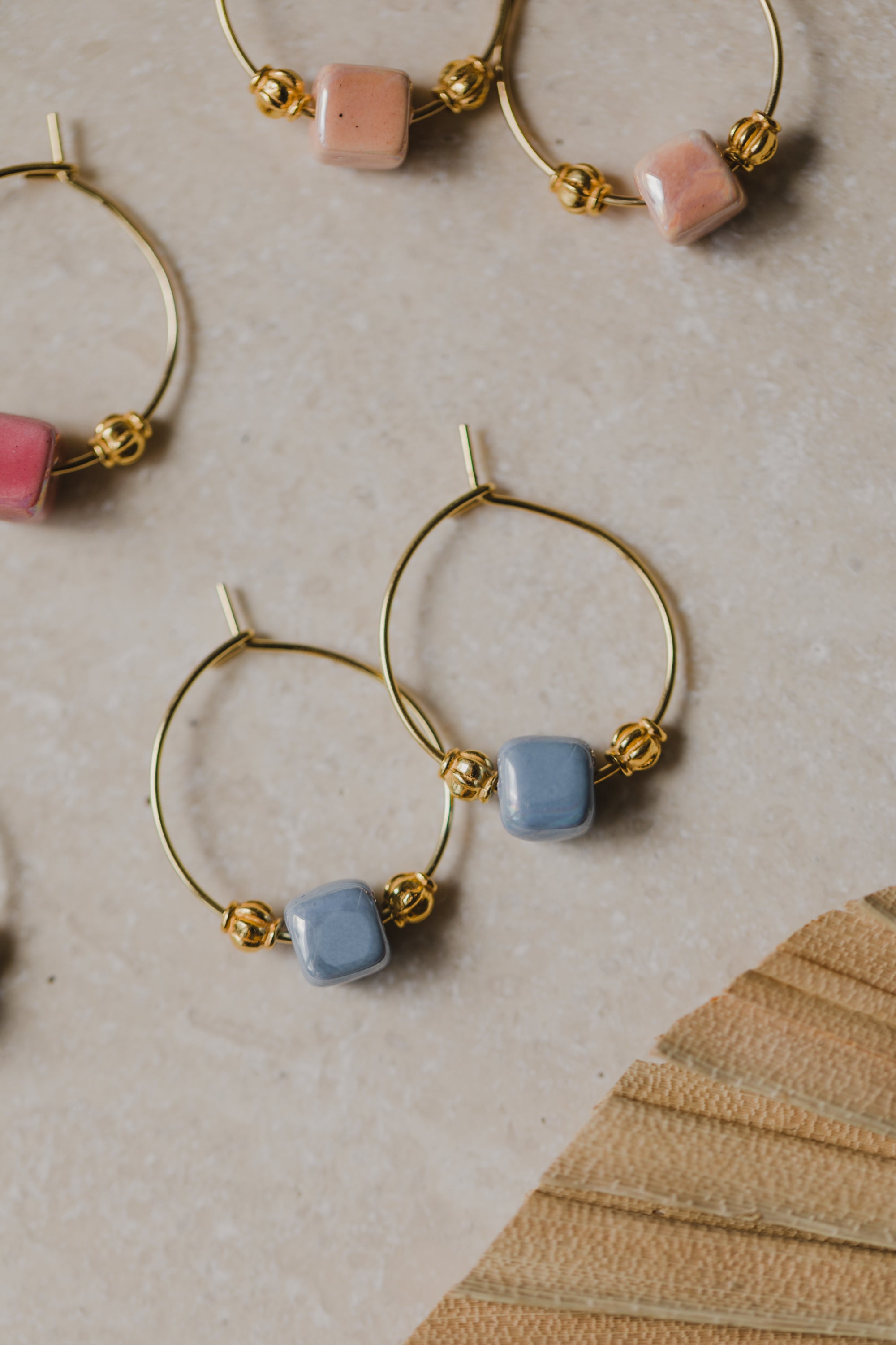 Creolen mit bunten Keramikperlen