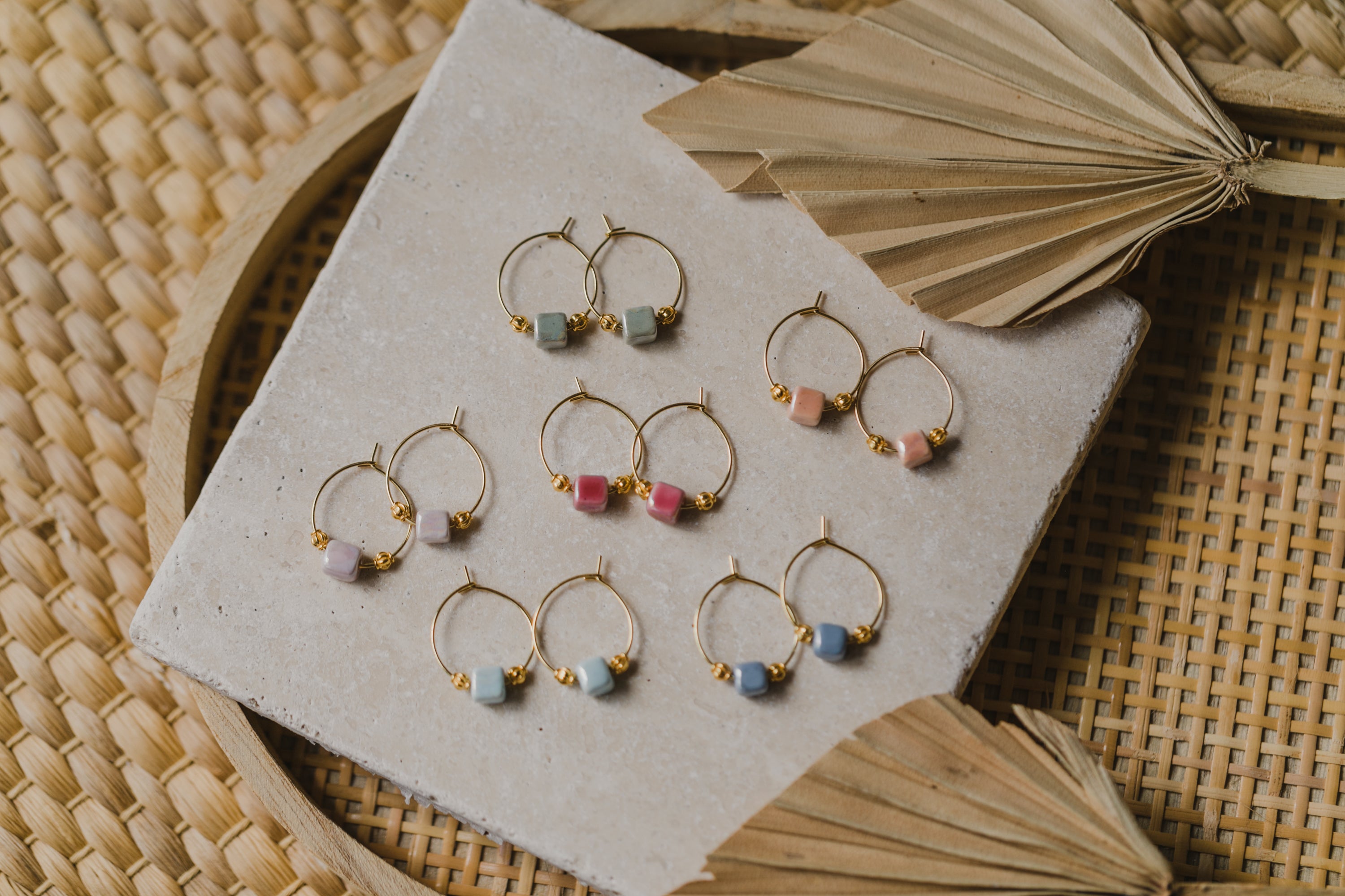 Creolen mit bunten Keramikperlen