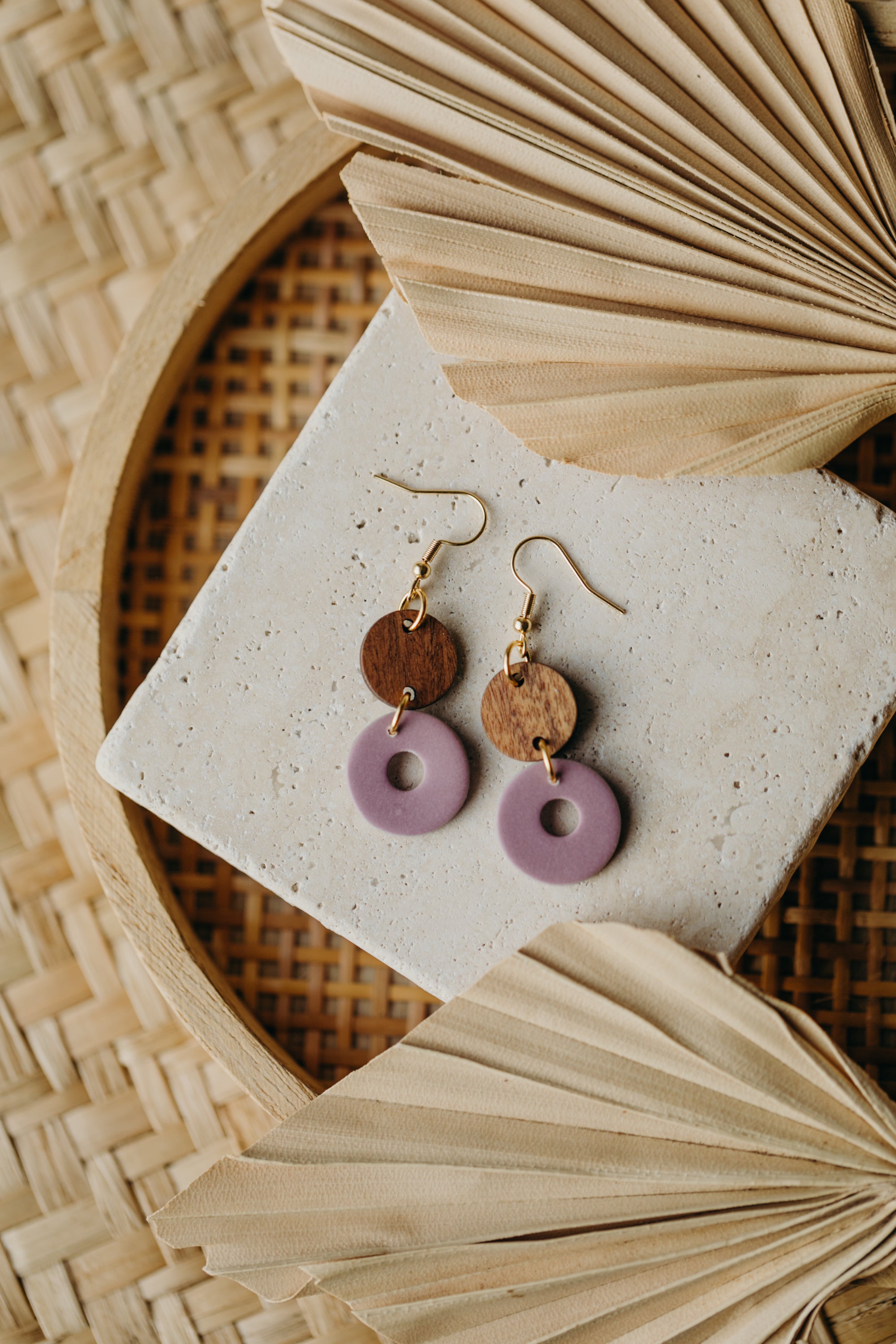 DONNA - runde Polymer Ton Ohrringe in Lila mit rundem Holzanhänger