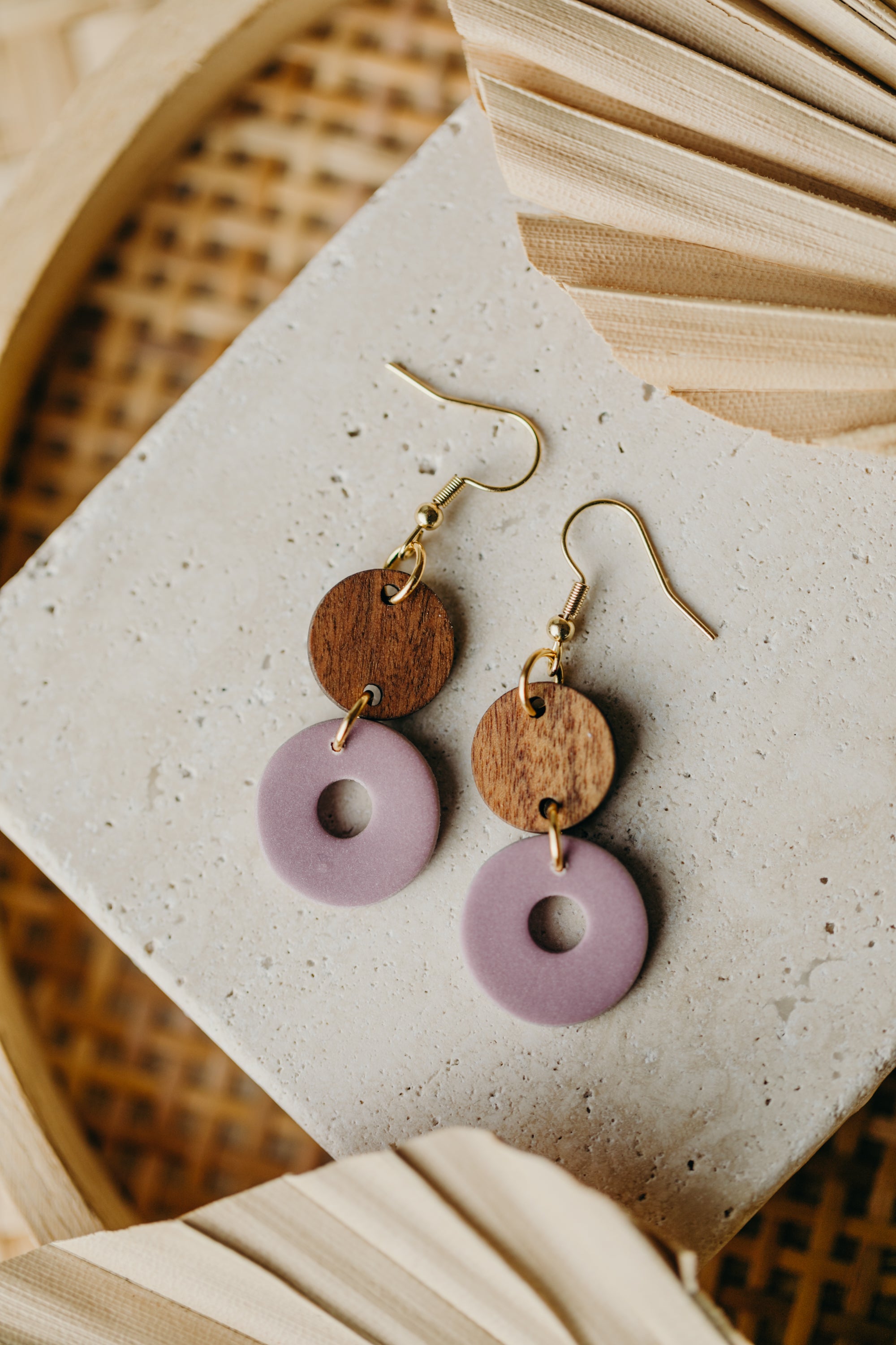 DONNA - runde Polymer Ton Ohrringe in Lila mit rundem Holzanhänger