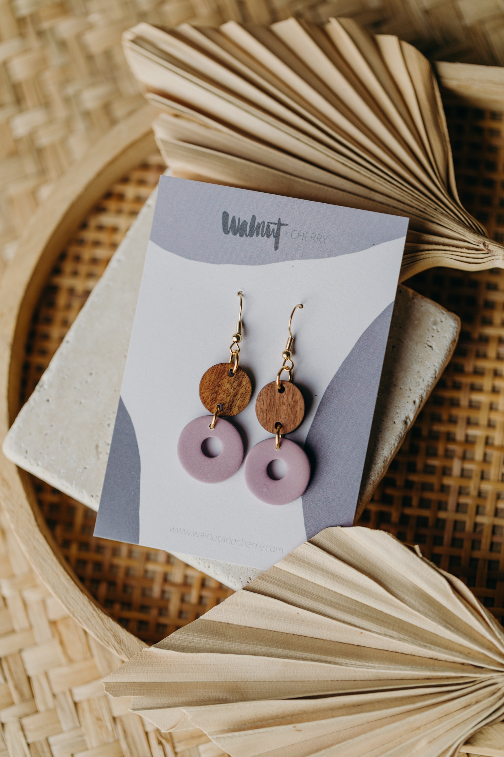 DONNA - runde Polymer Ton Ohrringe in Lila mit rundem Holzanhänger