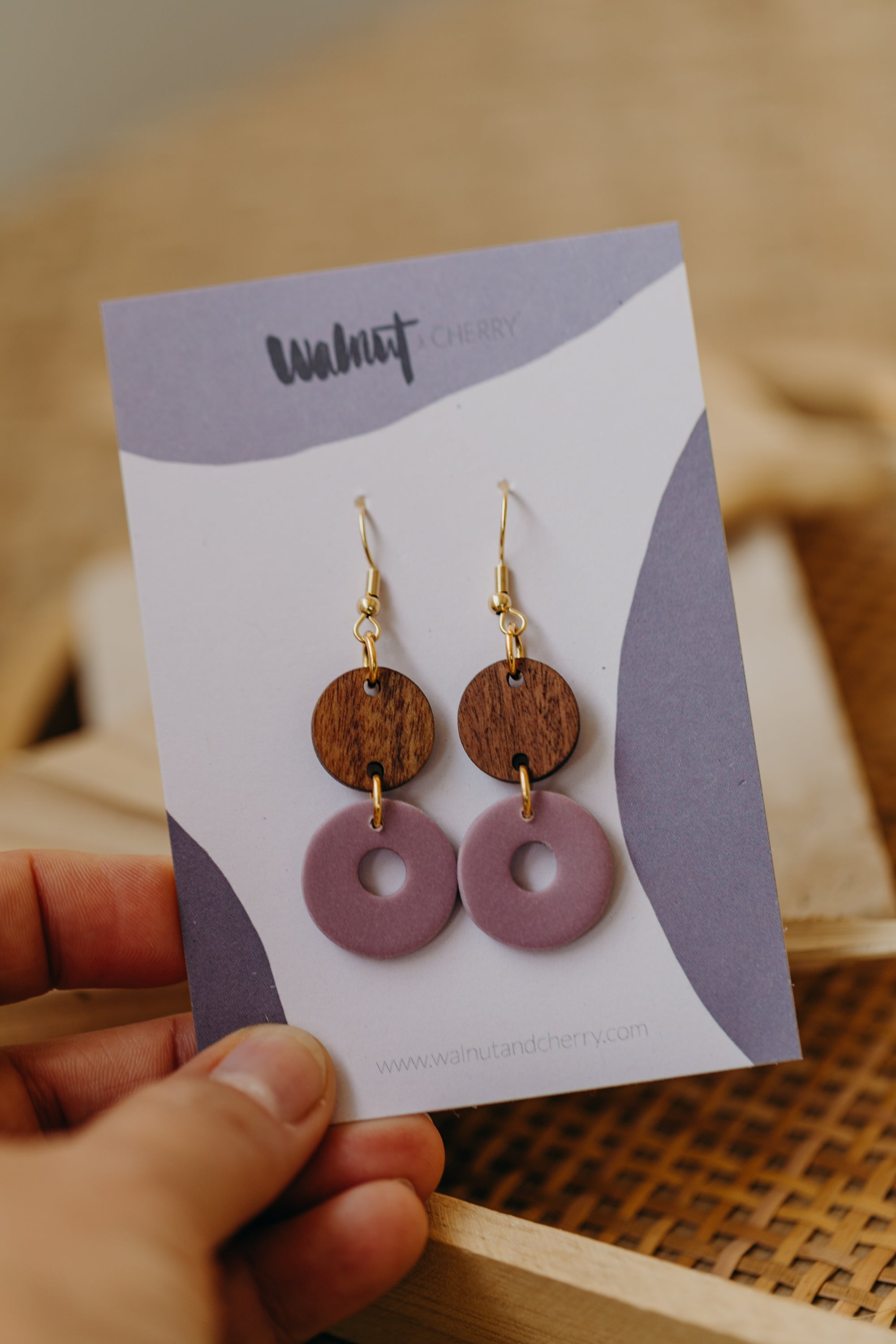 DONNA - runde Polymer Ton Ohrringe in Lila mit rundem Holzanhänger