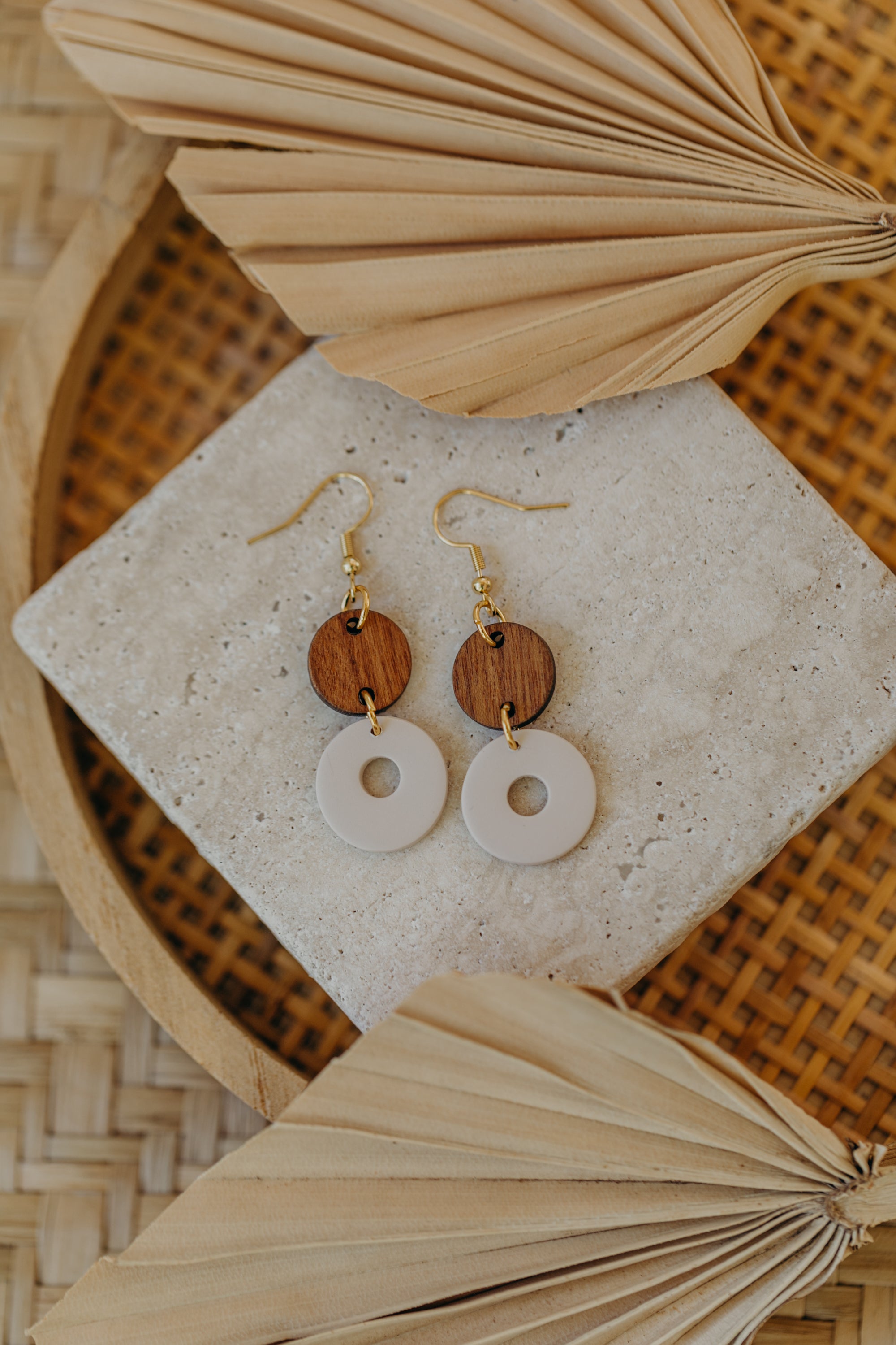 DONNA - runde Polymer Ton Ohrringe in Vanille mit rundem Holzanhänger