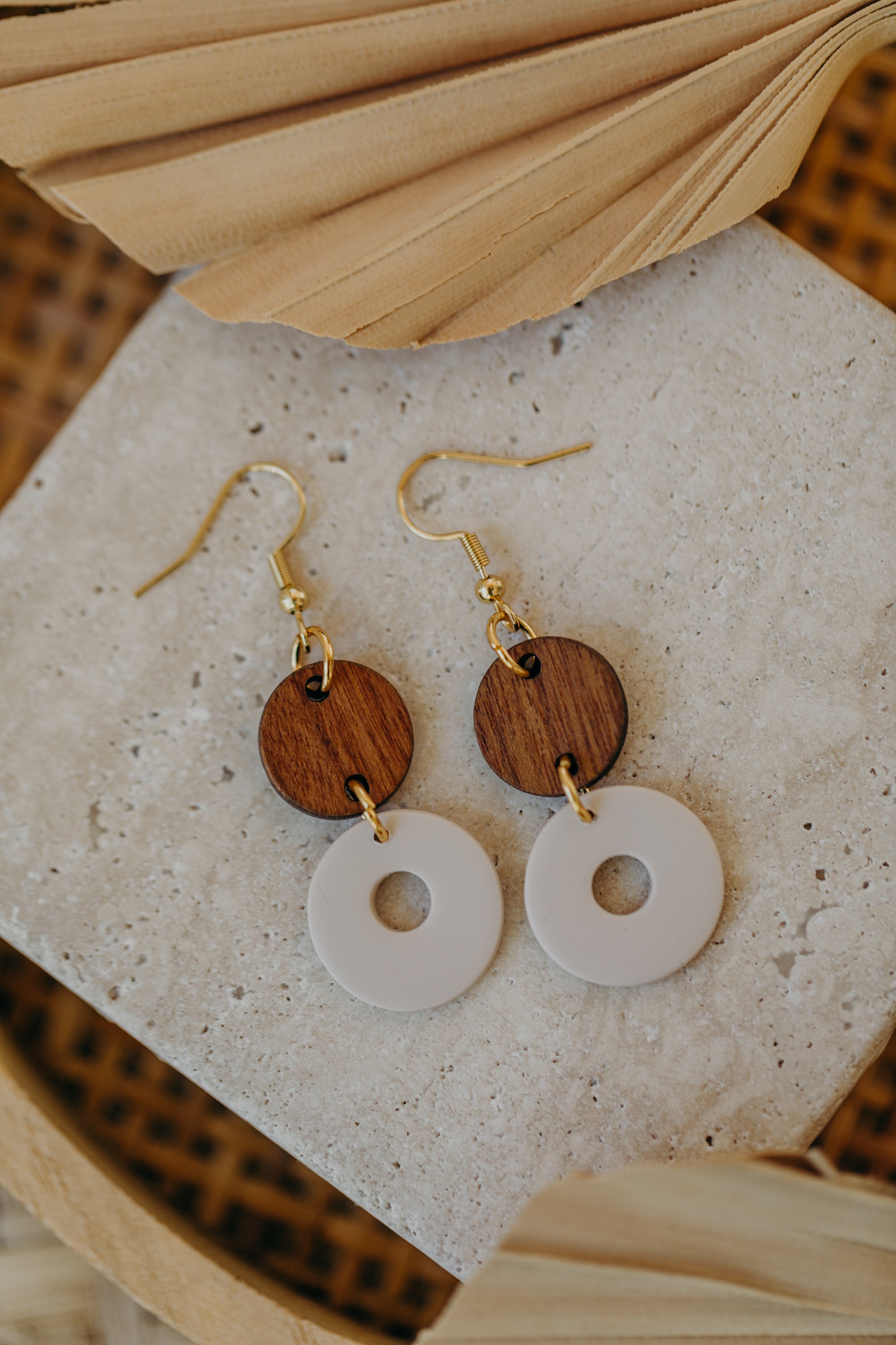 DONNA - runde Polymer Ton Ohrringe in Vanille mit rundem Holzanhänger