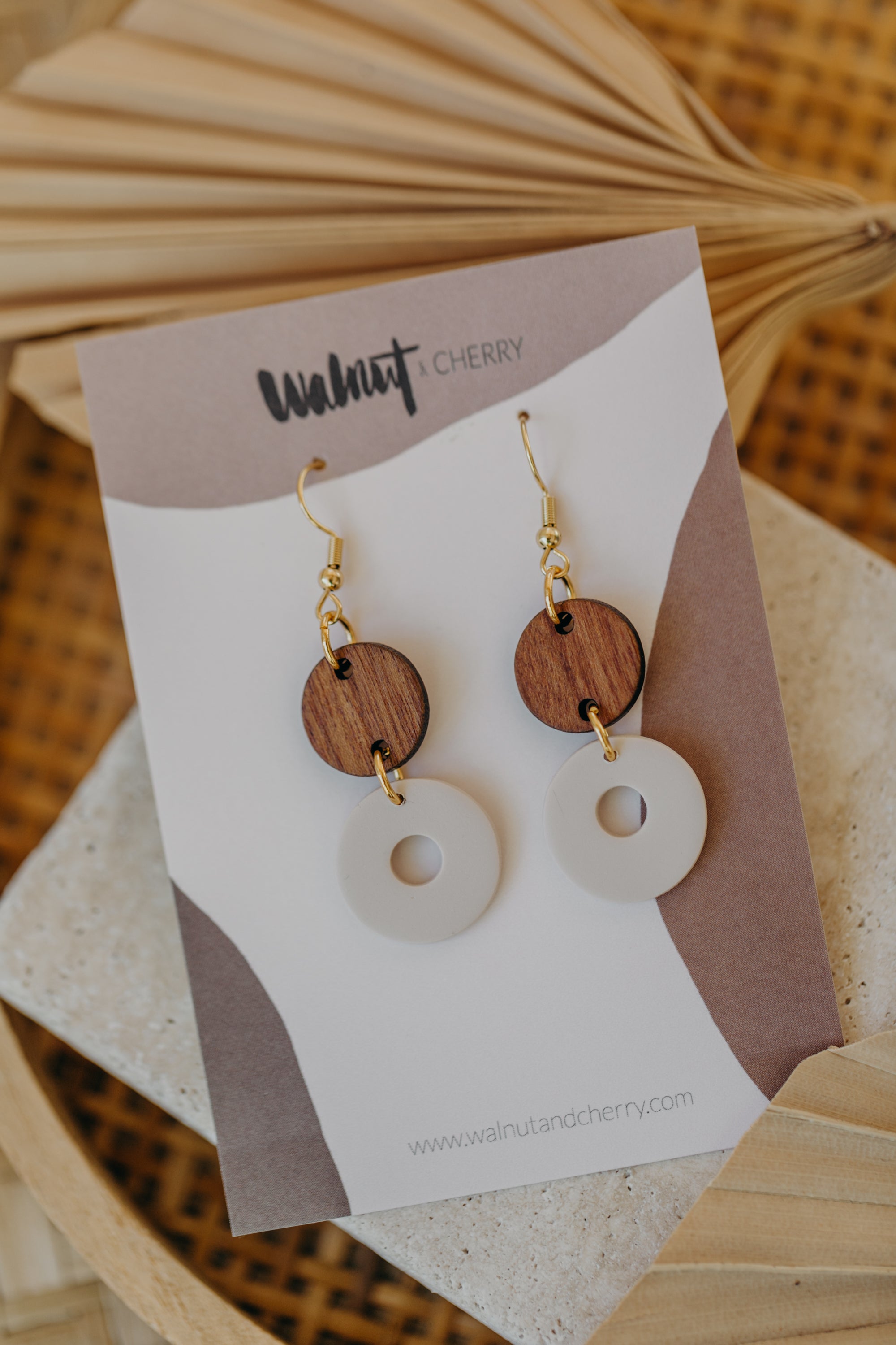 DONNA - runde Polymer Ton Ohrringe in Vanille mit rundem Holzanhänger