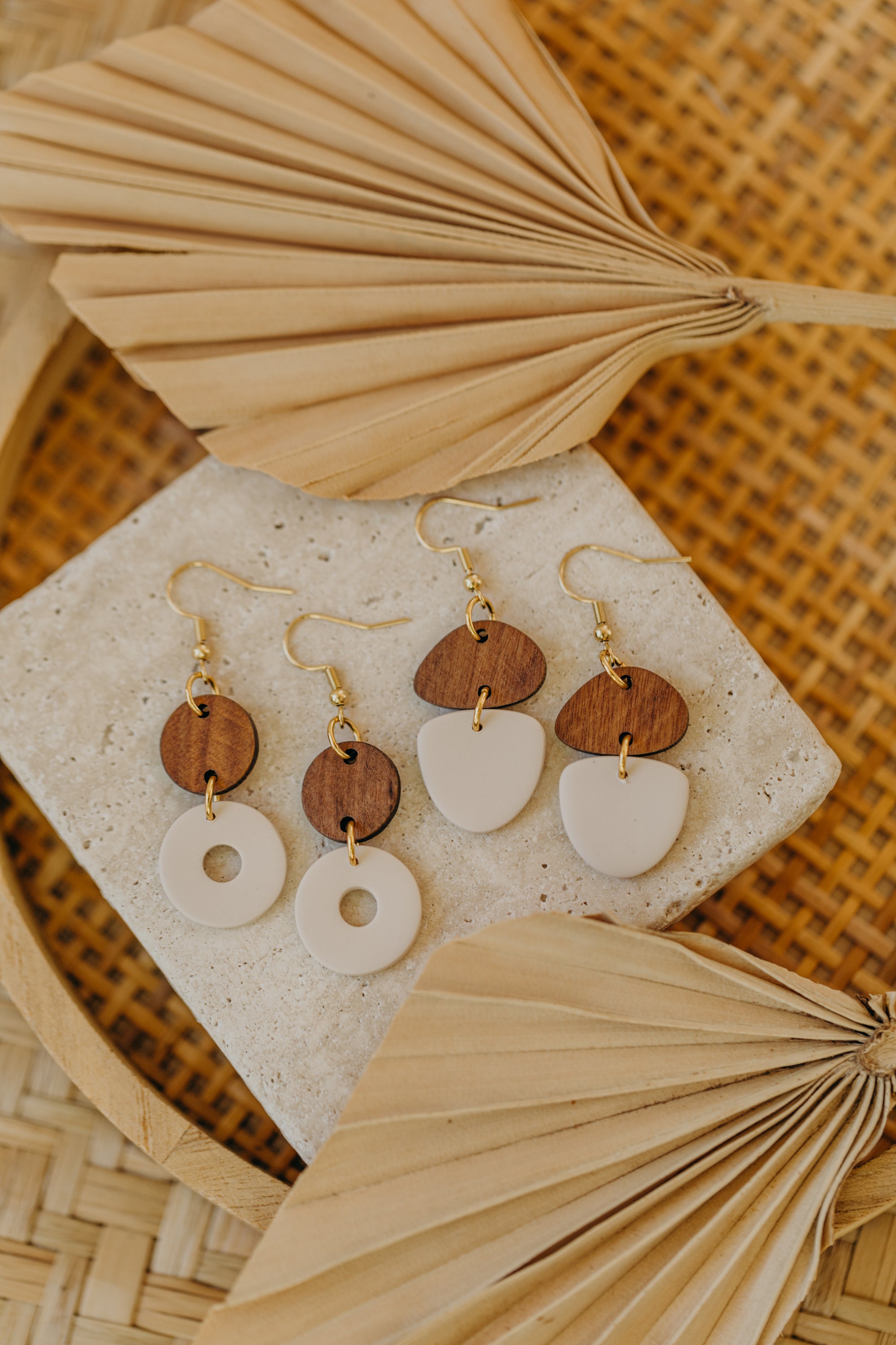 DONNA - runde Polymer Ton Ohrringe in Vanille mit rundem Holzanhänger