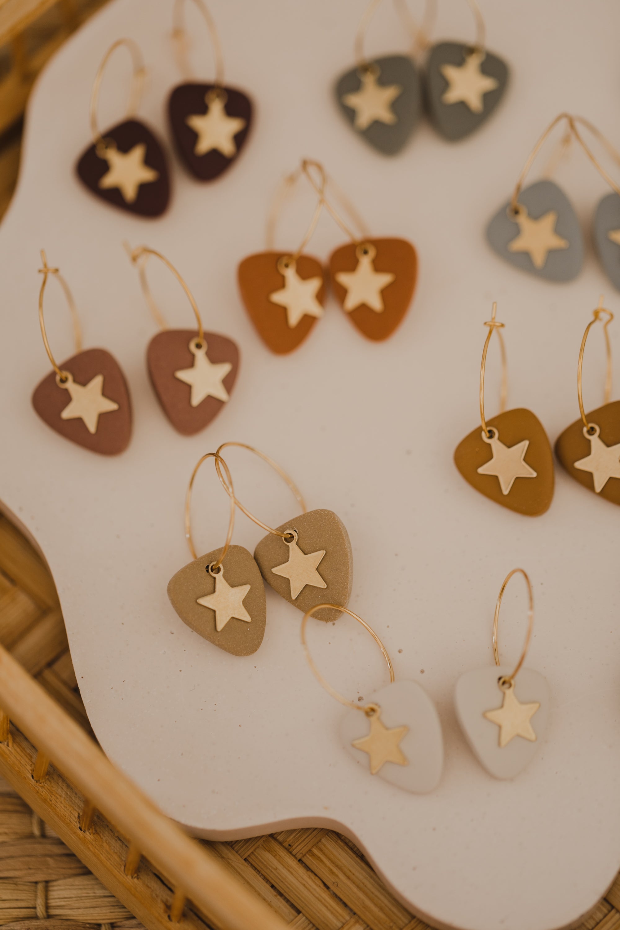 SELINA - Creolen mit dreieckigem Anhänger aus Polymer Ton und kleinem Stern